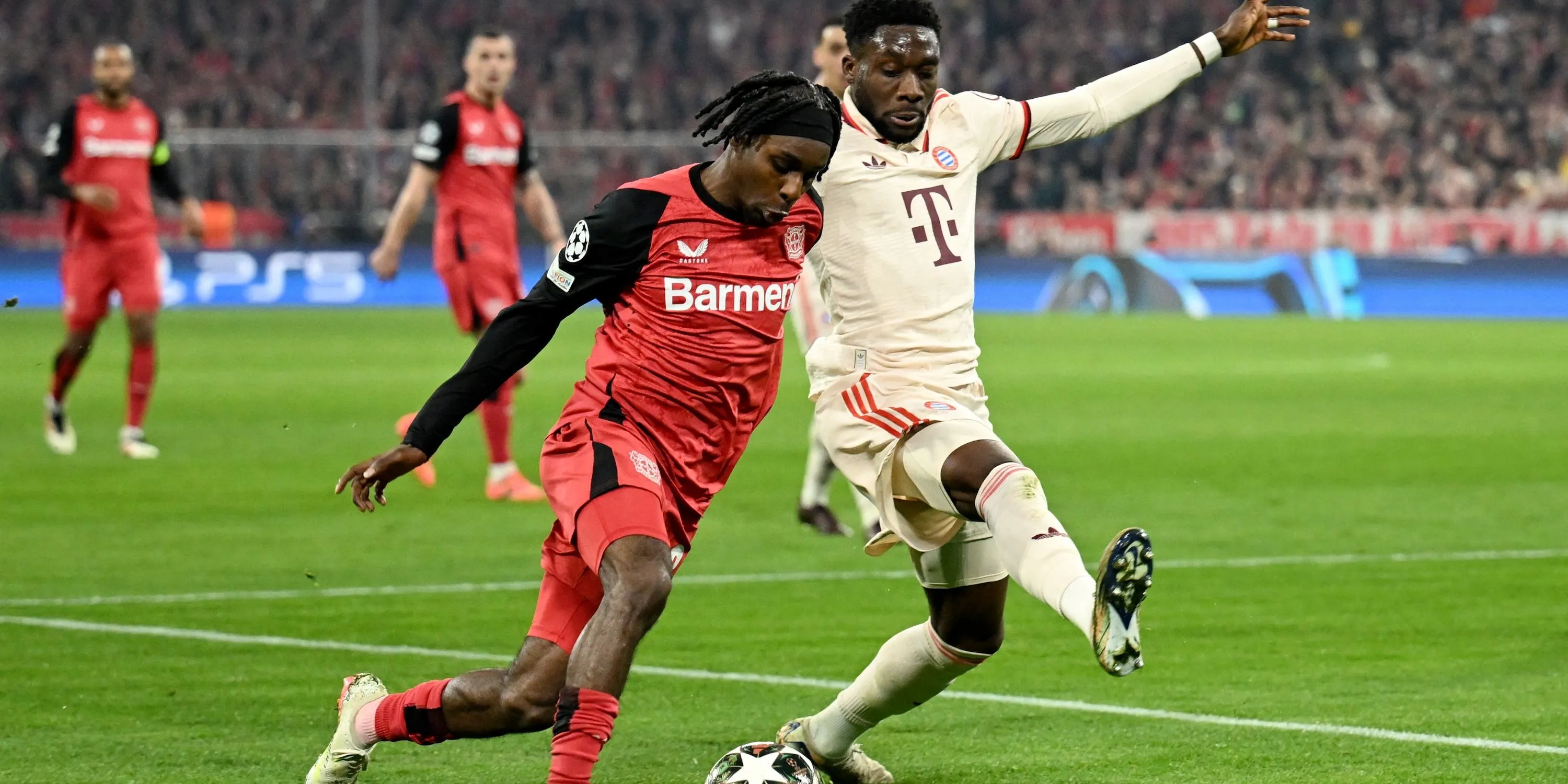 Jeremie Frimpong (phải) trong màu áo Bayer Leverkusen đối đầu Alphonso Davies của Bayern Munich