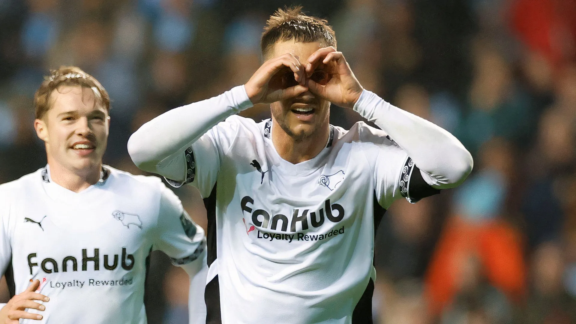 Jerry Yates ăn mừng bàn thắng cho Derby County