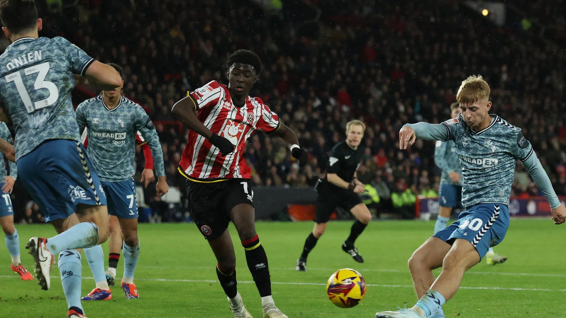 Jesurun Rak-Sakyi (phải) trong một pha tranh chấp khi khoác áo Sheffield United
