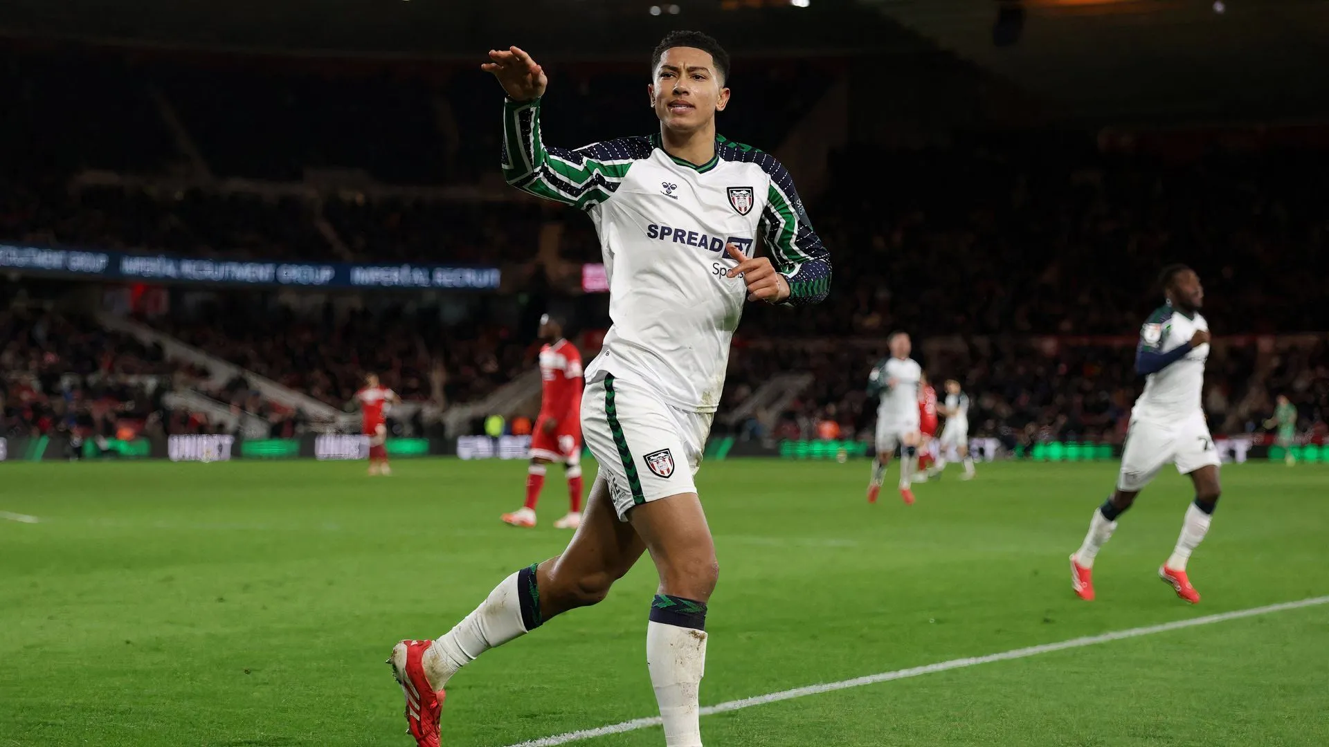 Jobe Bellingham ăn mừng bàn thắng quan trọng cho Sunderland tại Championship