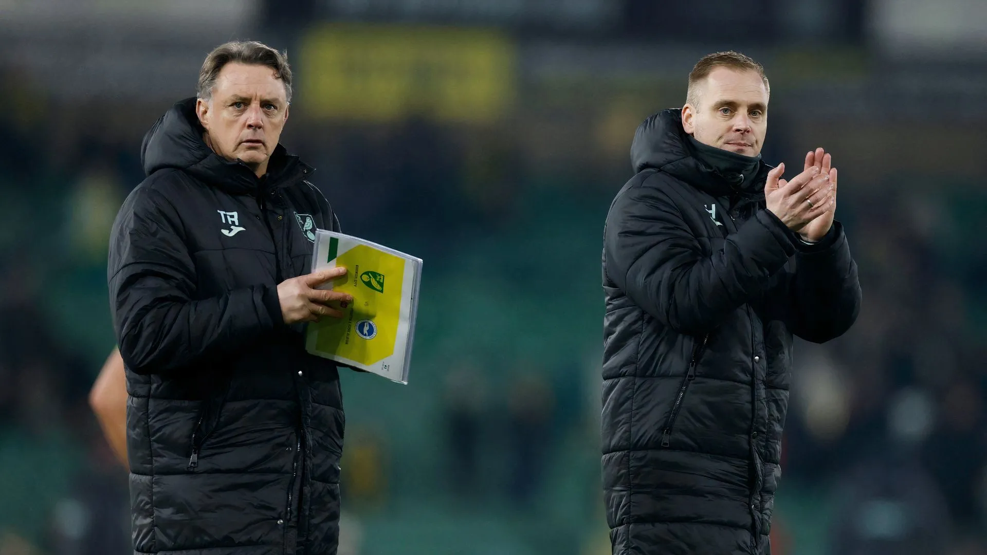 Johannes Hoff Thorup vỗ tay tri ân người hâm mộ Norwich City