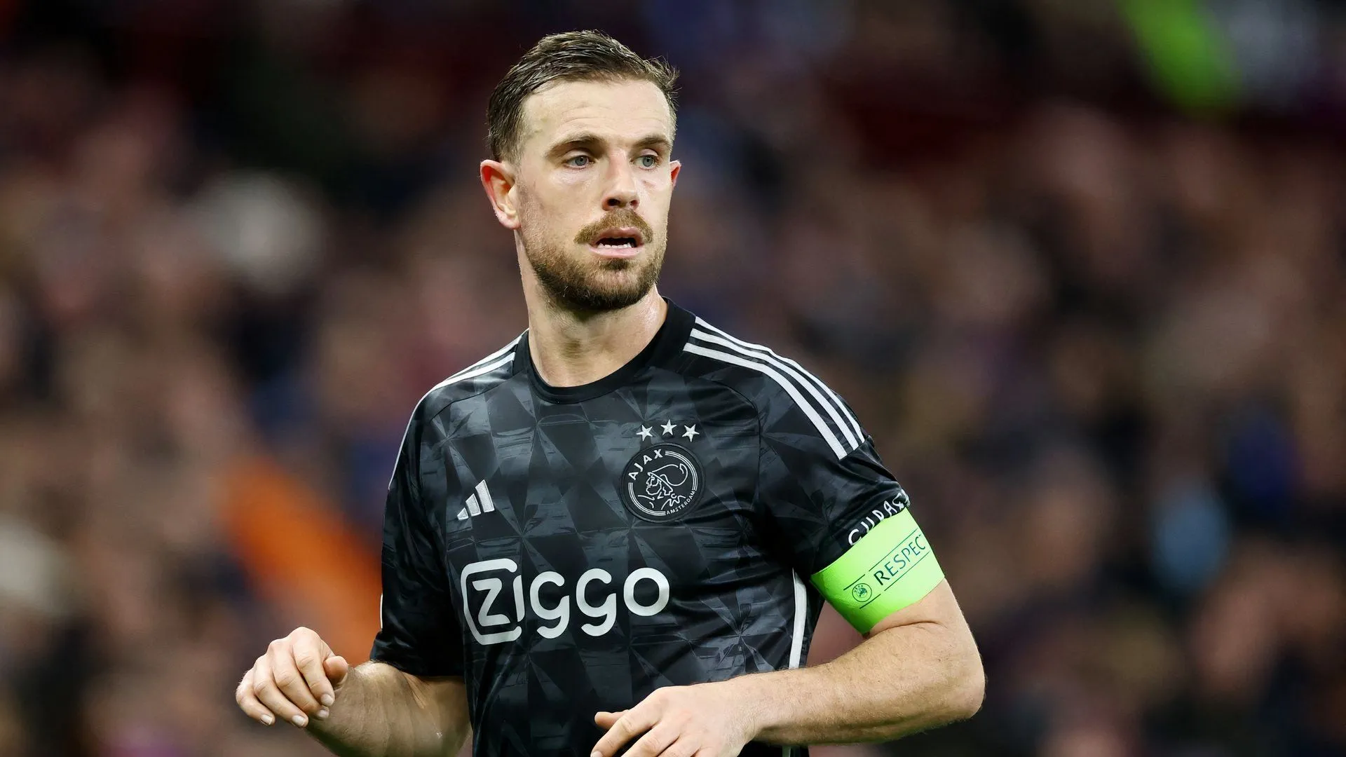 Jordan Henderson trong màu áo Ajax, khả năng cao rời đi hè này.