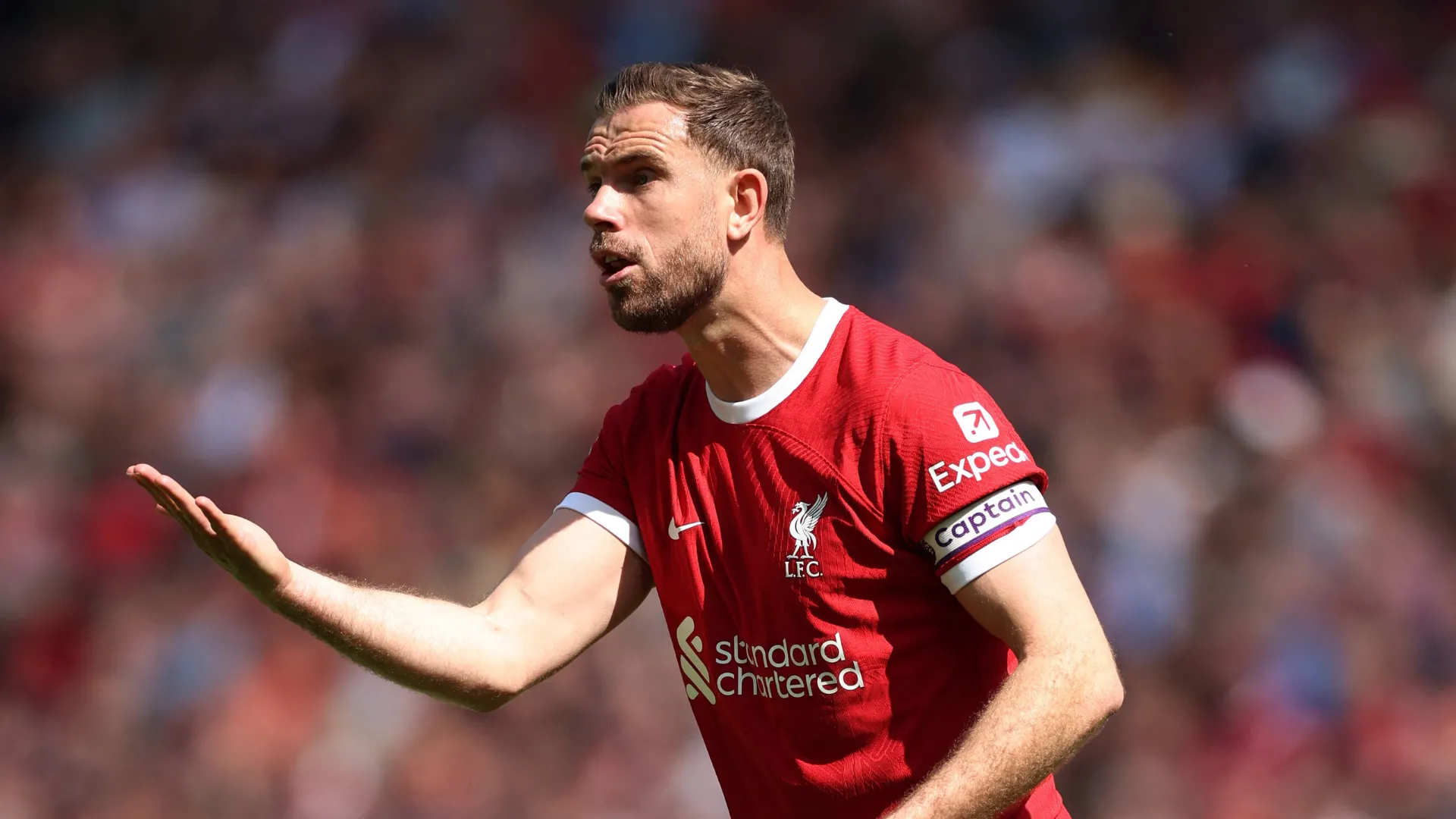 Jordan Henderson với băng đội trưởng, kinh nghiệm quý báu cho bất kỳ đội bóng nào.