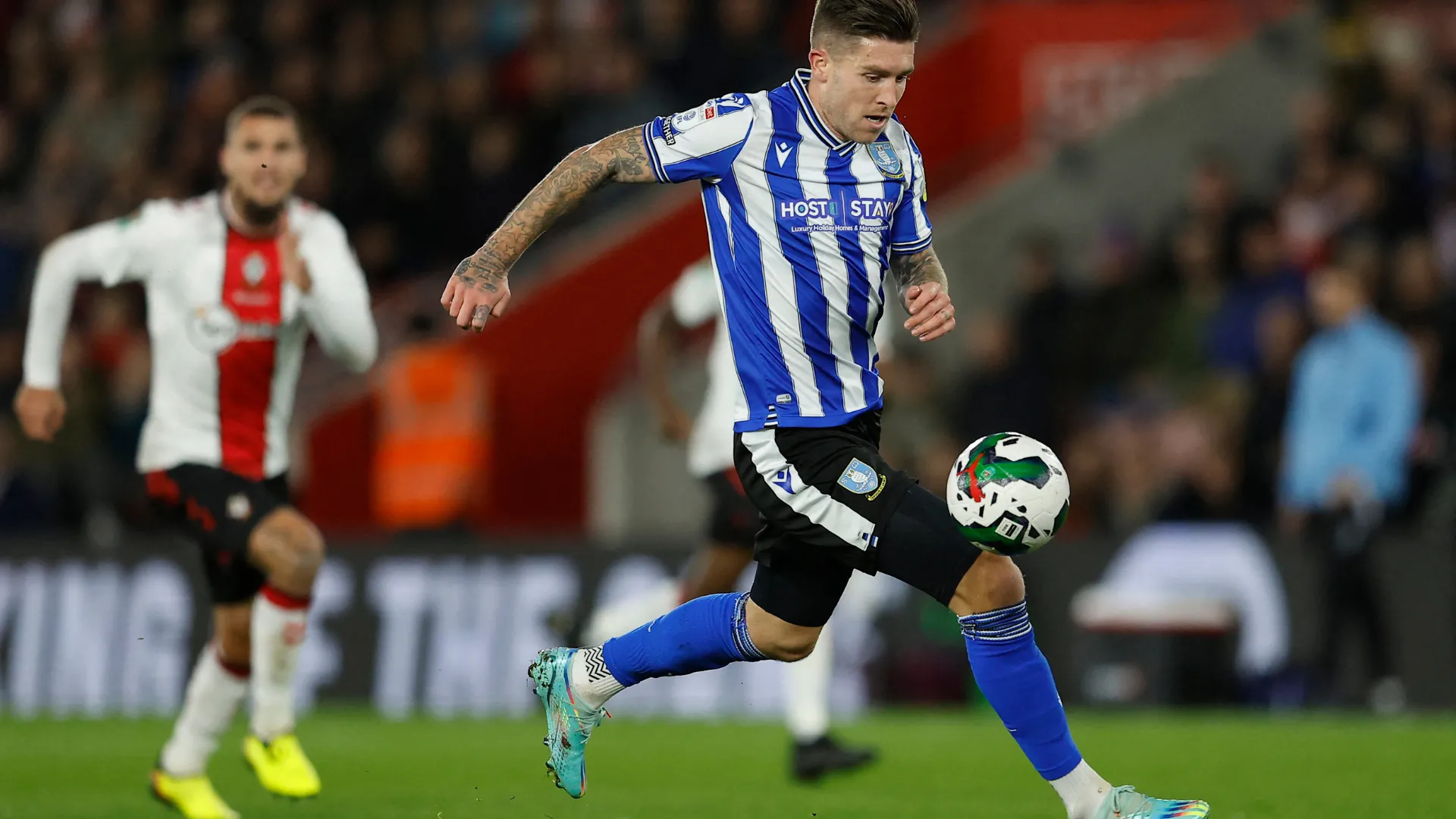 Josh Windass ăn mừng bàn thắng quan trọng cho Sheffield Wednesday