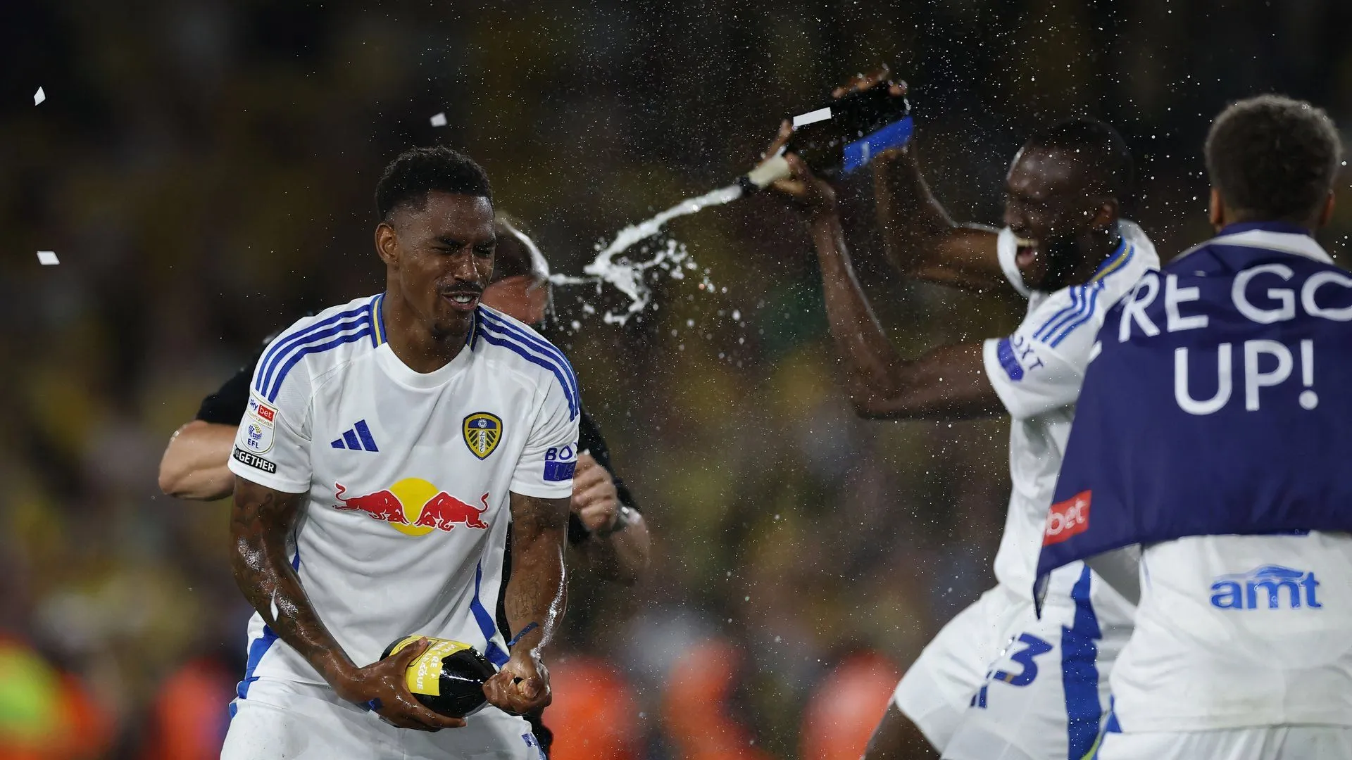 Junior Firpo ăn mừng tại sân Elland Road của Leeds United