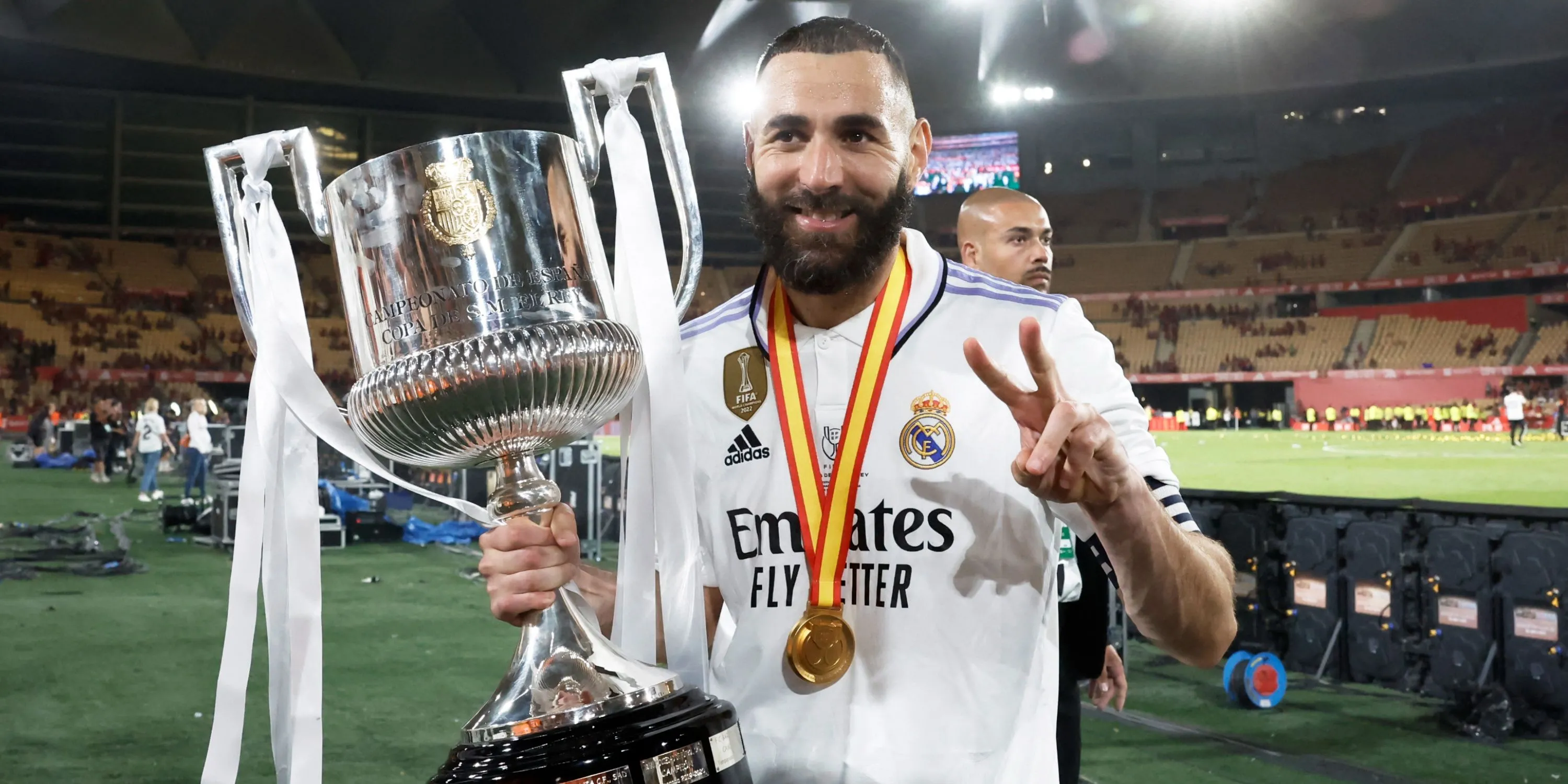 Karim Benzema ghi bàn cho Real Madrid ở Siêu kinh điển