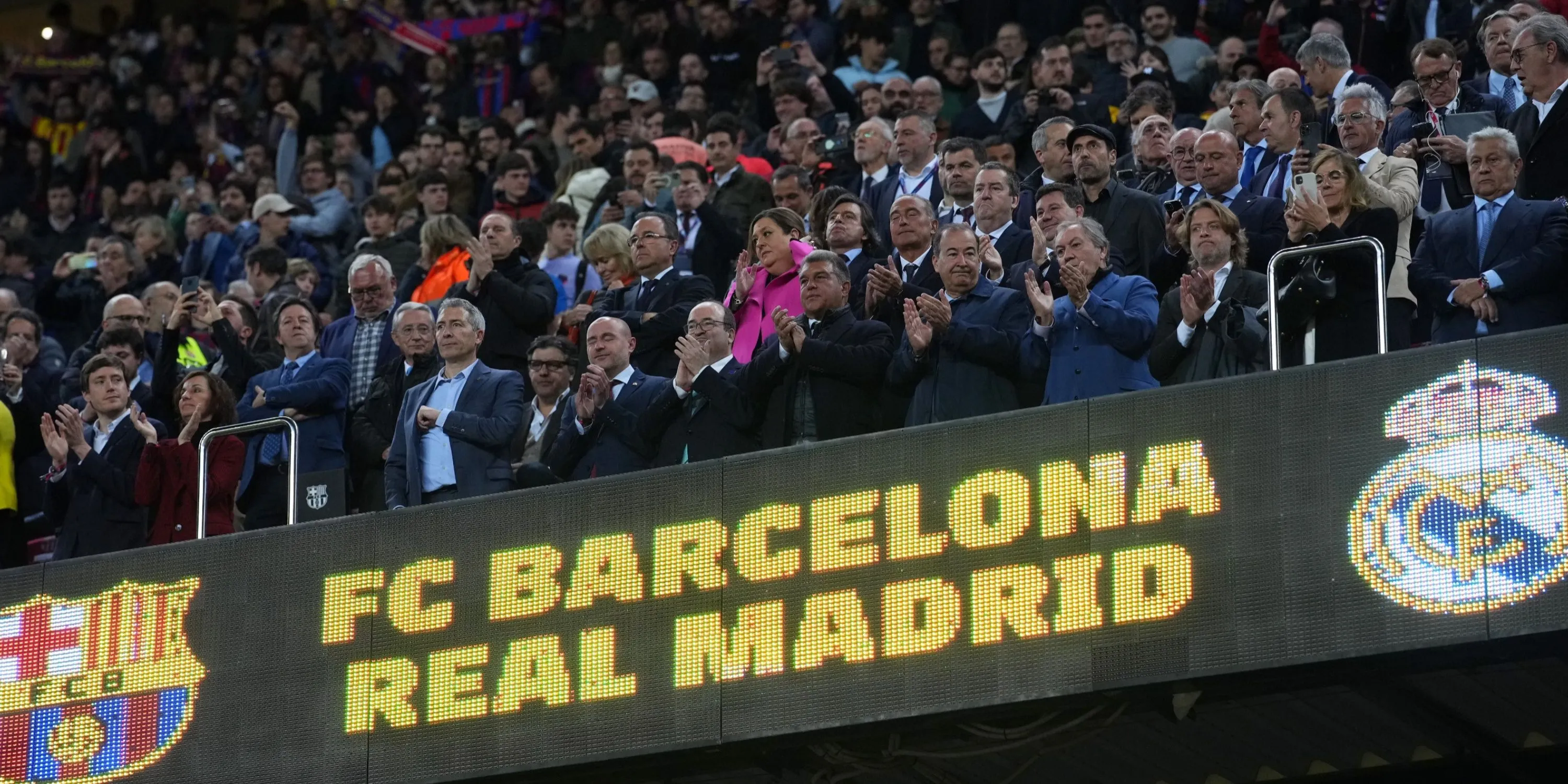 Lionel Messi ăn mừng kỷ lục ghi bàn tại El Clasico cho Barcelona