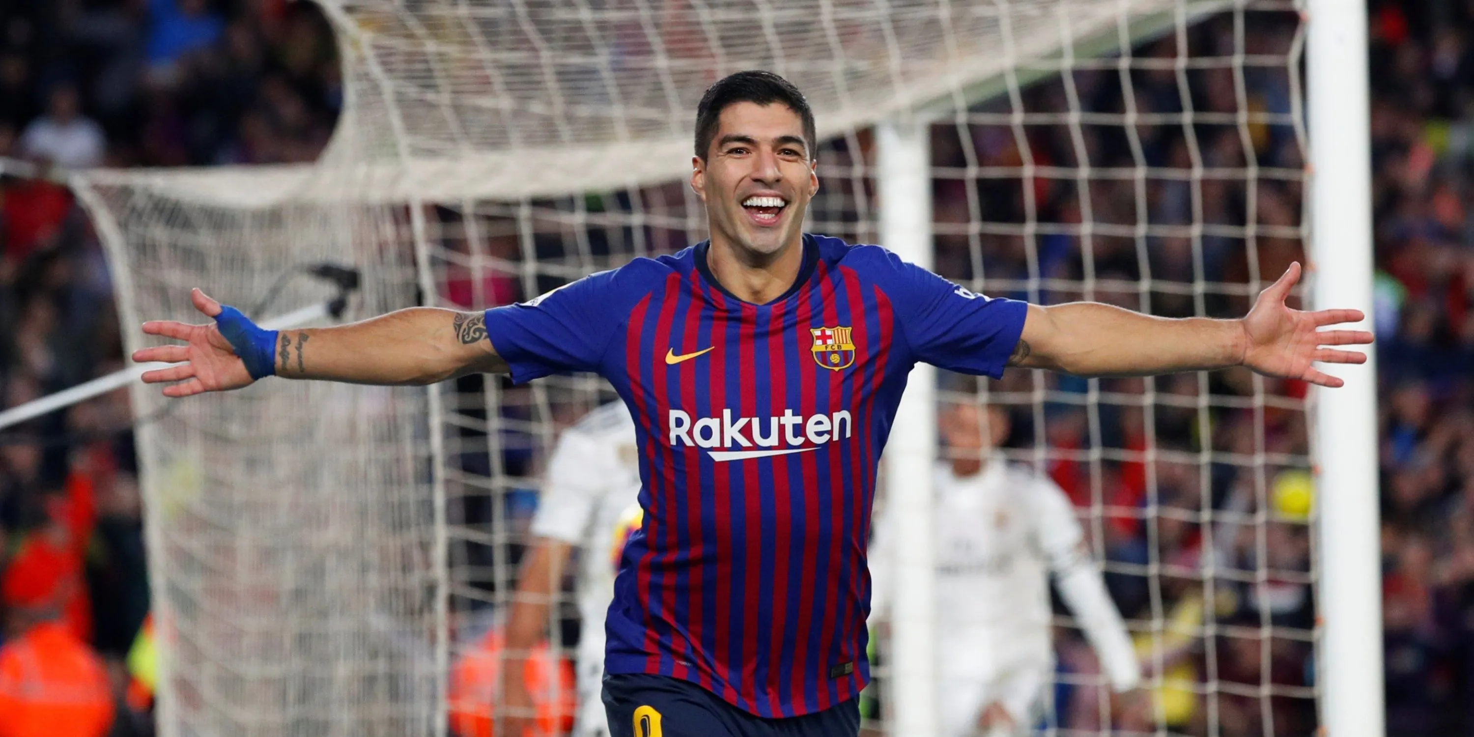 Luis Suarez ăn mừng bàn thắng trong trận El Clasico của Barcelona