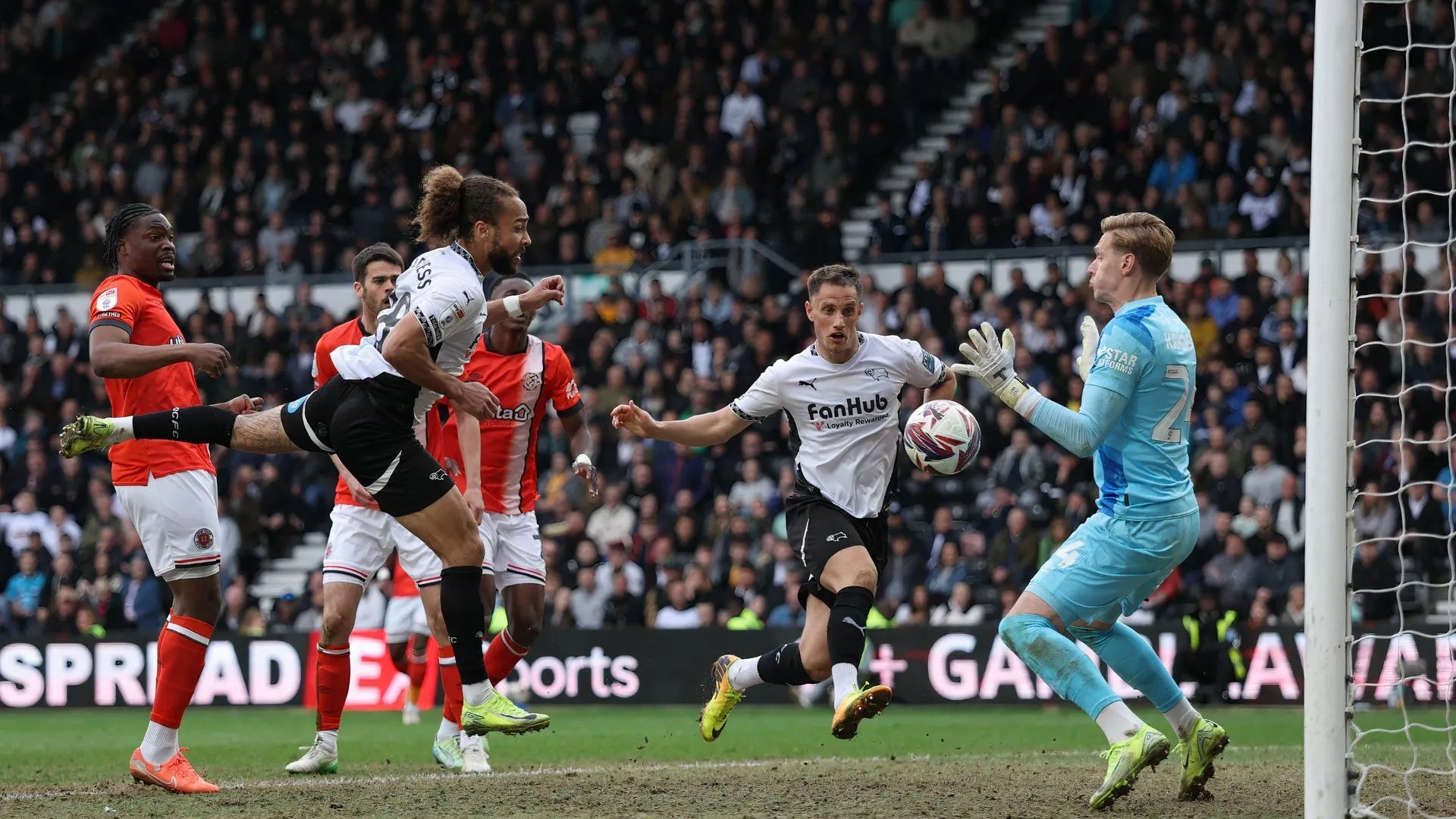 Marcus Harness của Derby County trong trận đấu với Luton Town, minh họa cho nhu cầu cải thiện hàng công