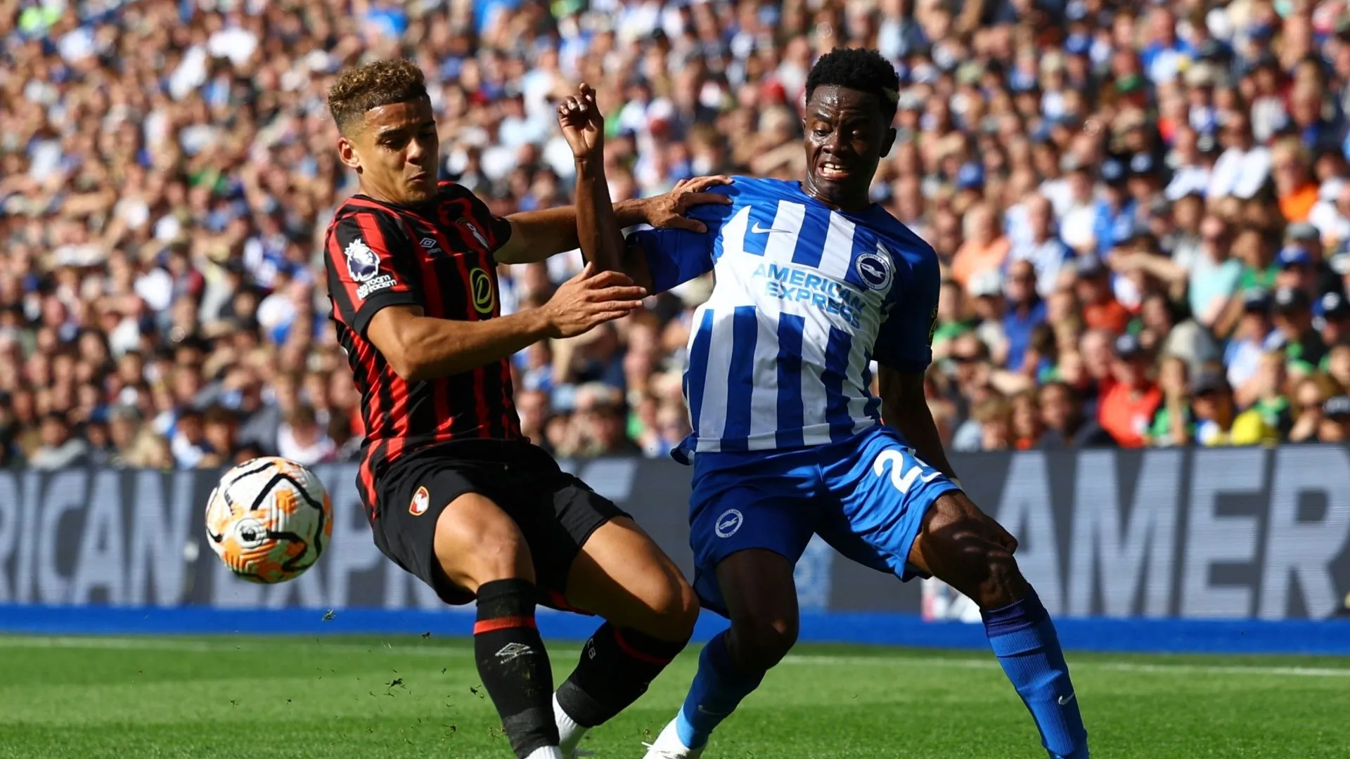 Max Aarons thi đấu cho AFC Bournemouth tại Premier League, trước khi gặp khó khăn về suất đá chính