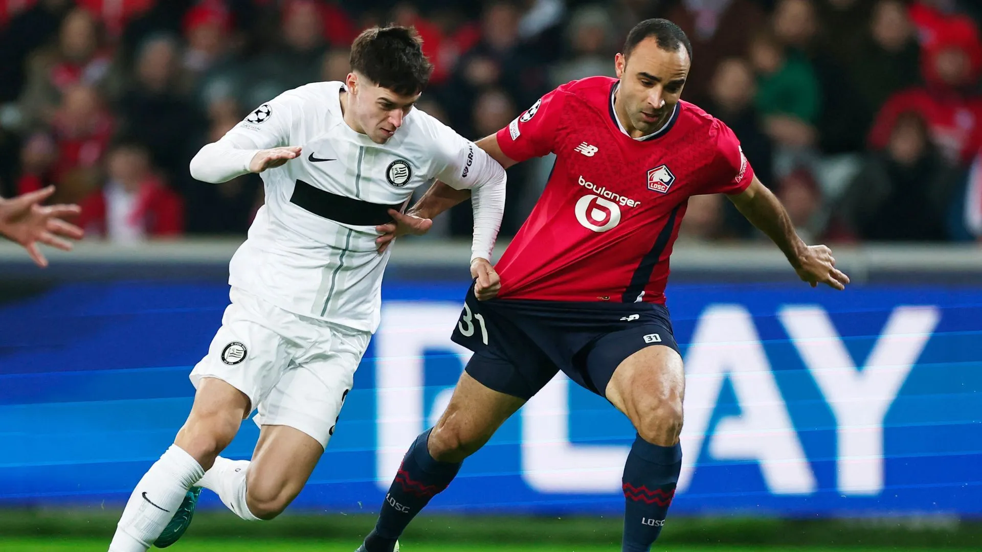 Max Johnston, hậu vệ cánh được Southampton quan tâm, trong màu áo Sturm Graz.
