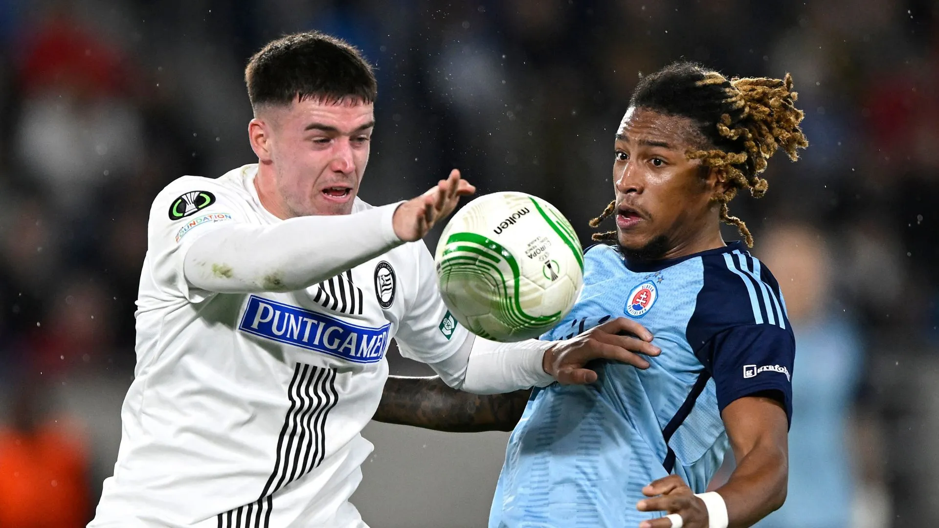 Max Johnston thực hiện pha đi bóng, cầu thủ Sturm Graz được nhiều CLB châu Âu theo dõi.