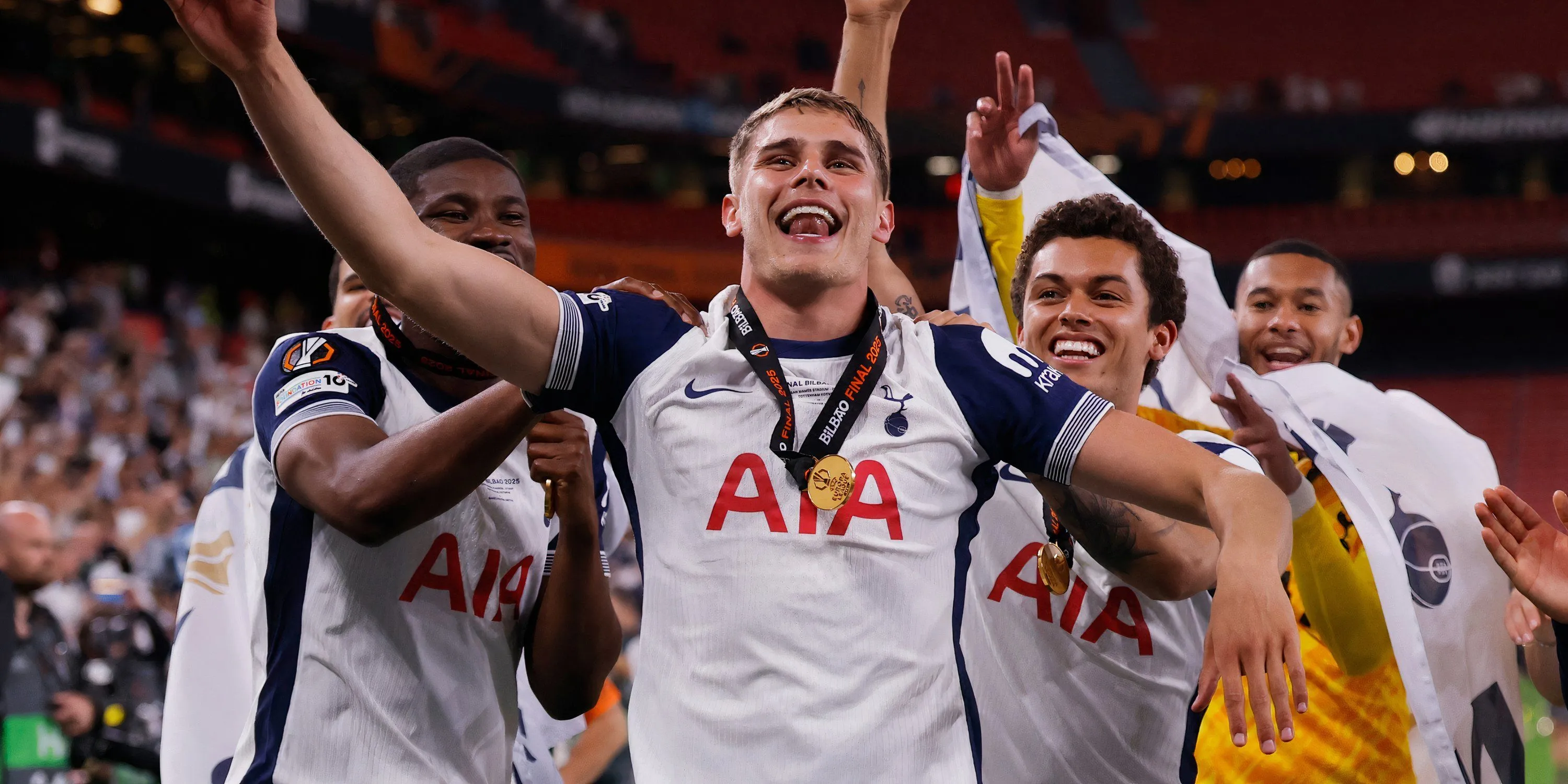 Micky van de Ven ăn mừng cùng đồng đội sau pha cản phá trên vạch vạch vôi trong trận chung kết Europa League giữa Tottenham và Man Utd