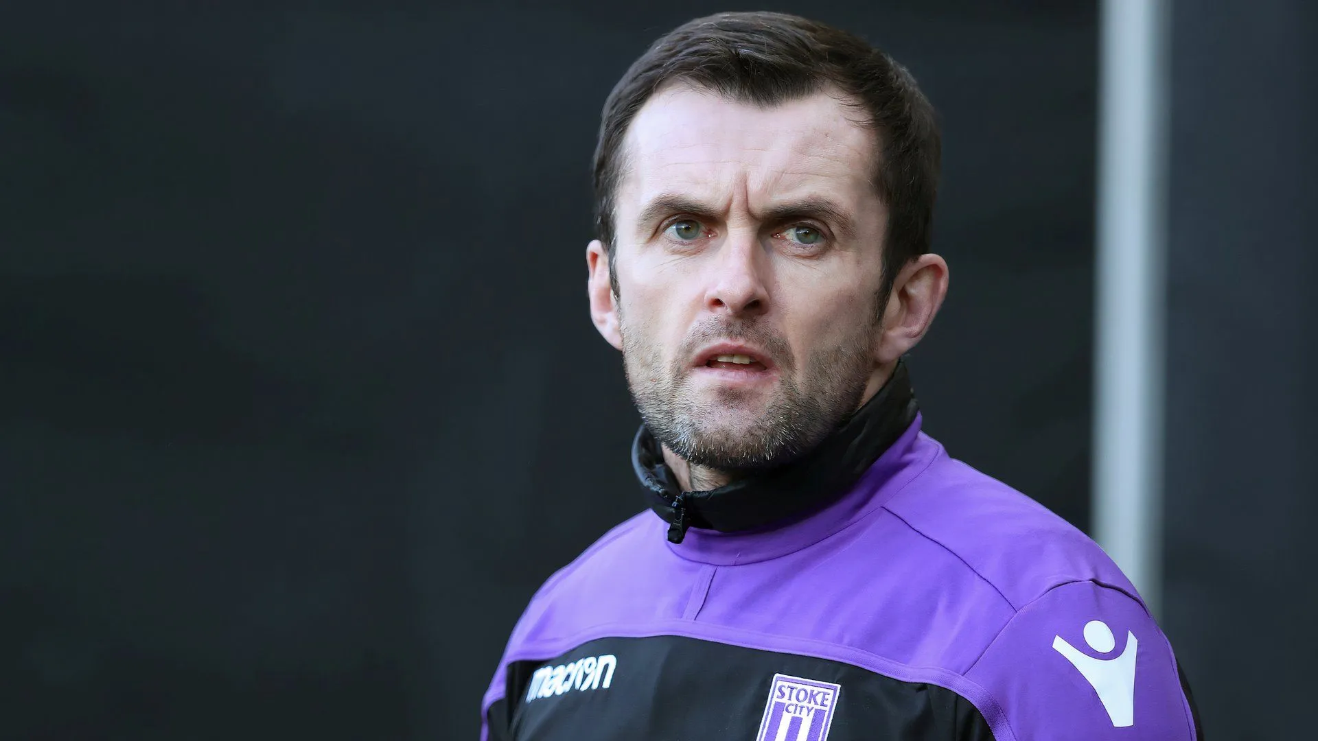 Nathan Jones khi còn là huấn luyện viên Stoke City