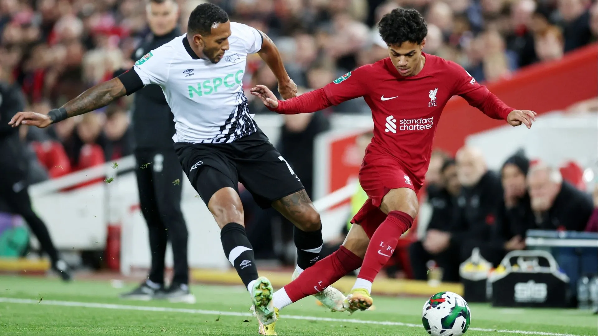 Nathaniel Mendez-Laing của Derby County thi đấu không ổn định