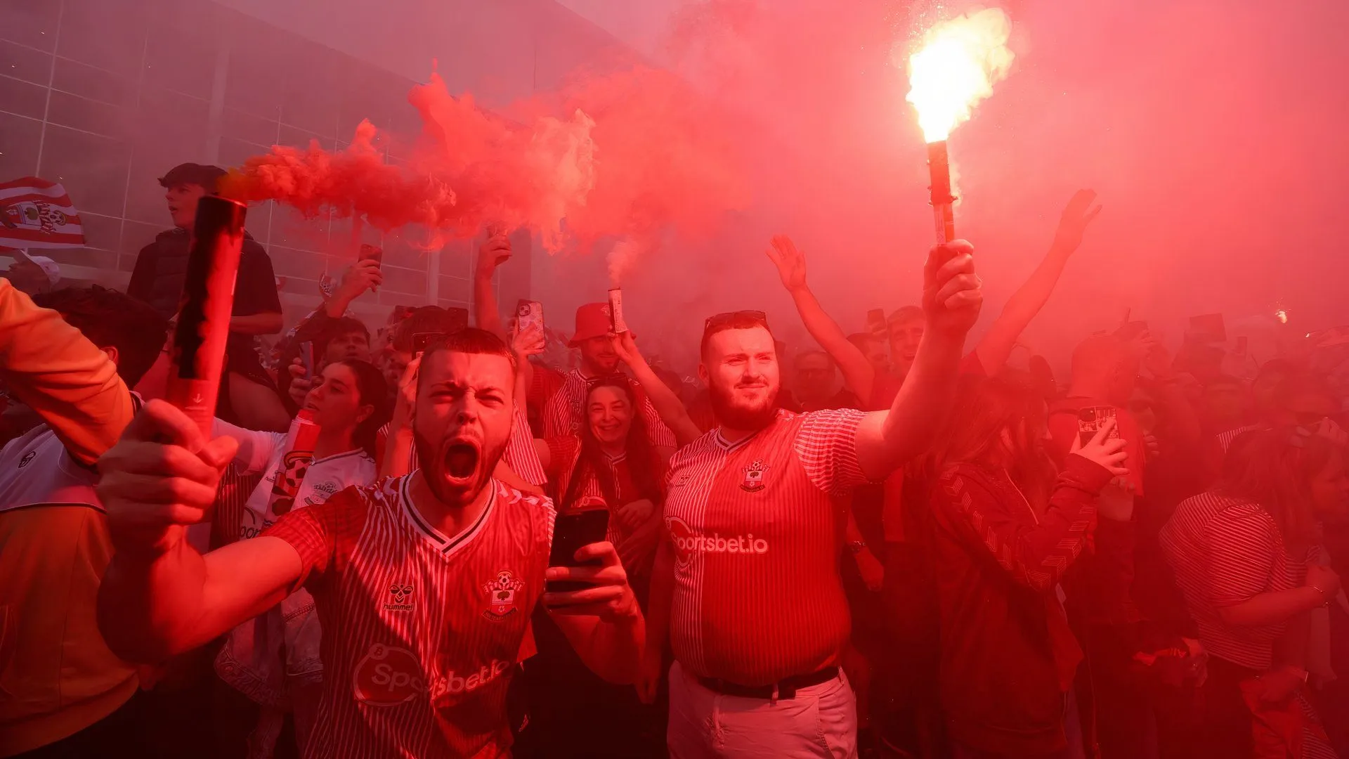 Người hâm mộ Southampton bên ngoài sân St Mary