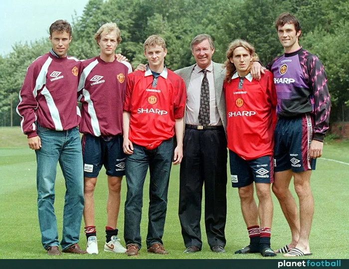 Ole Gunnar Solskjaer trong buổi ký hợp đồng với Manchester United năm 1996