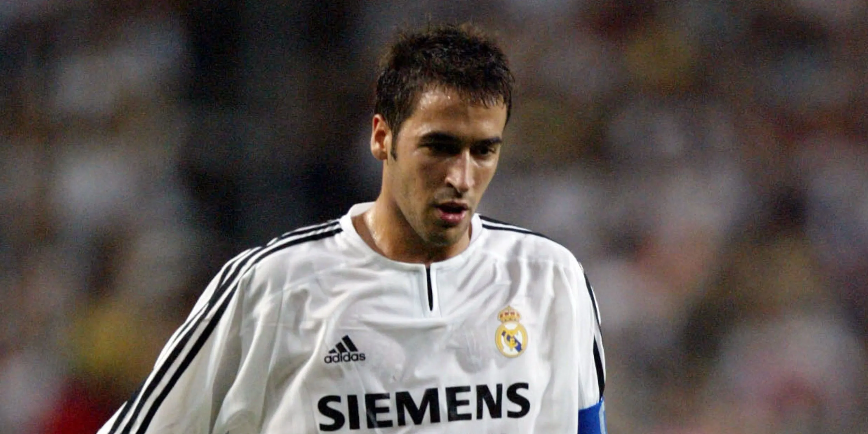 Raul Gonzalez trong màu áo Real Madrid thi đấu El Clasico
