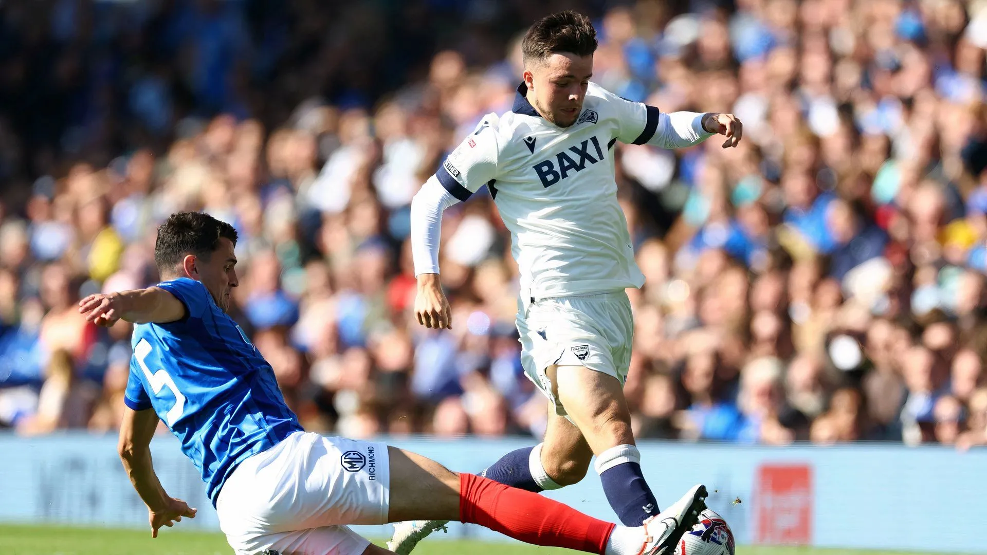 Regan Poole và Tyler Goodrham trong màu áo Oxford United
