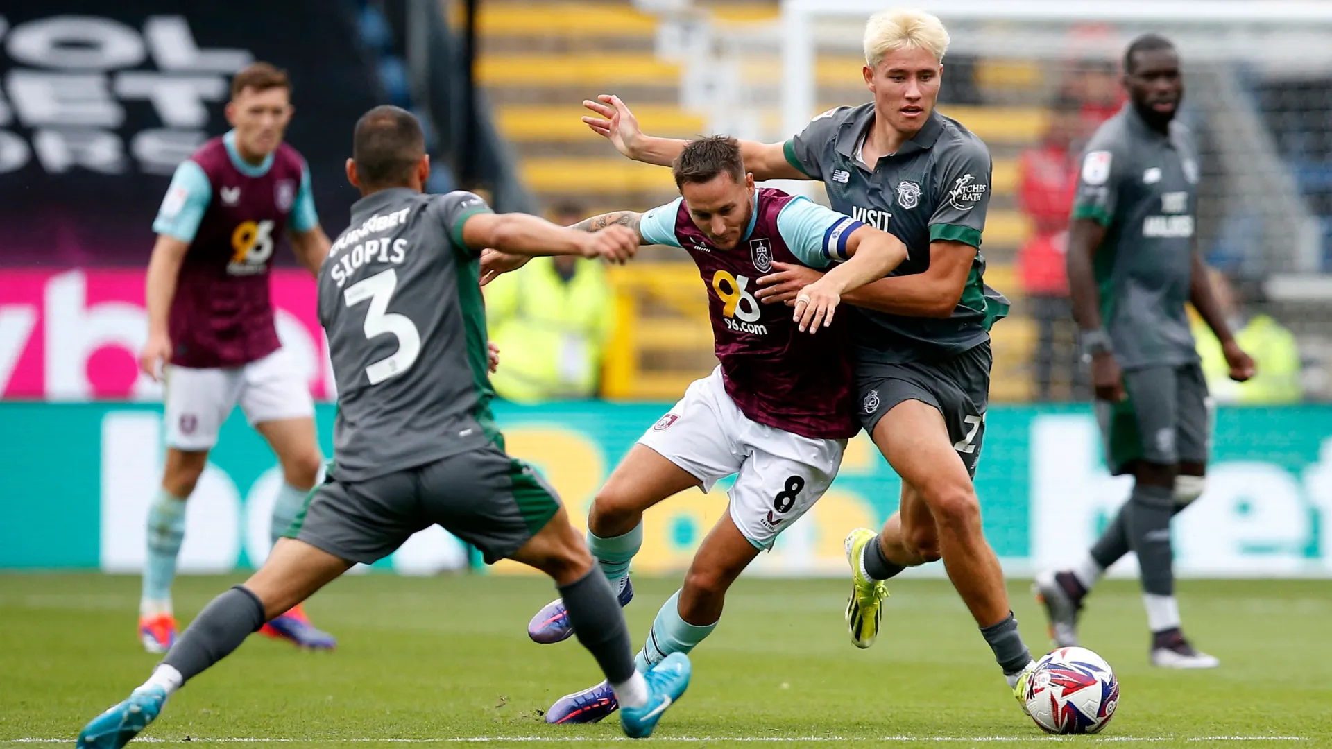Rubin Colwill trong màu áo Cardiff đối đầu Burnley