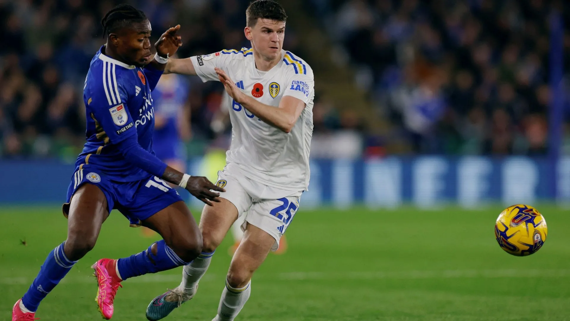 Sam Byram cùng đồng đội tại Leeds United trong một buổi tập