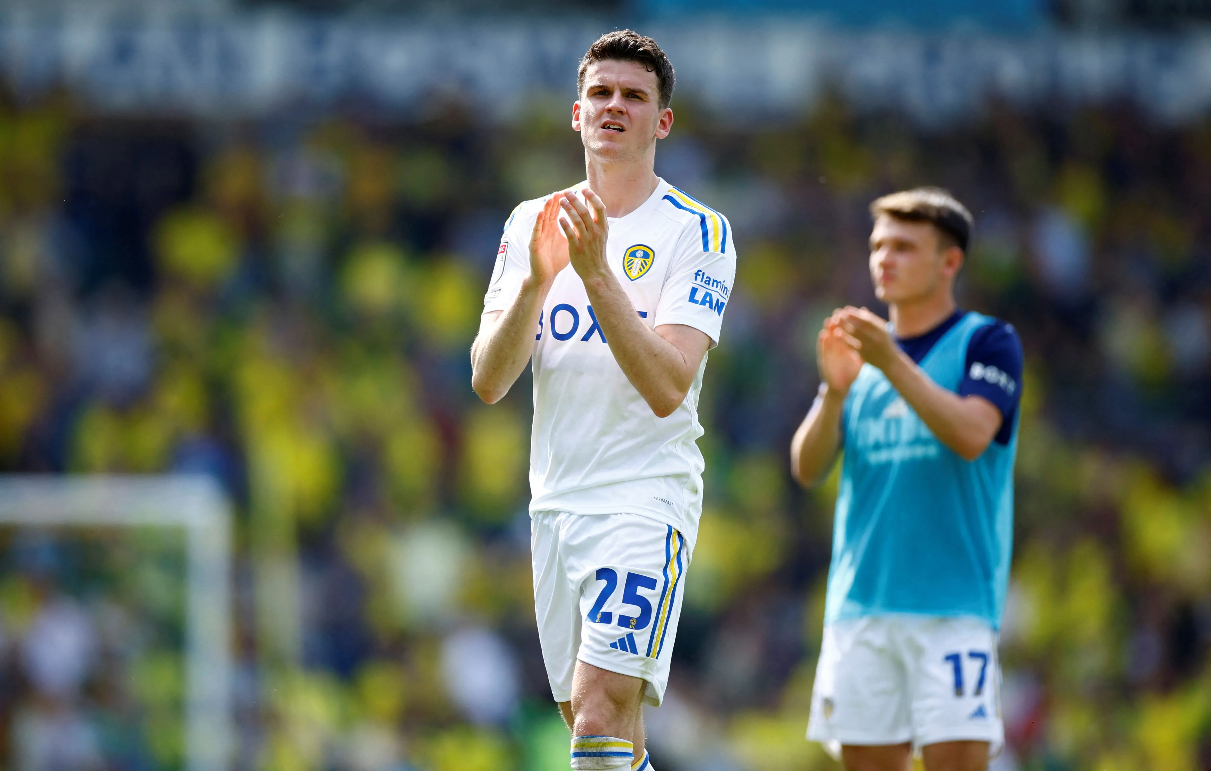 Sam Byram trong màu áo Leeds United thi đấu trên sân