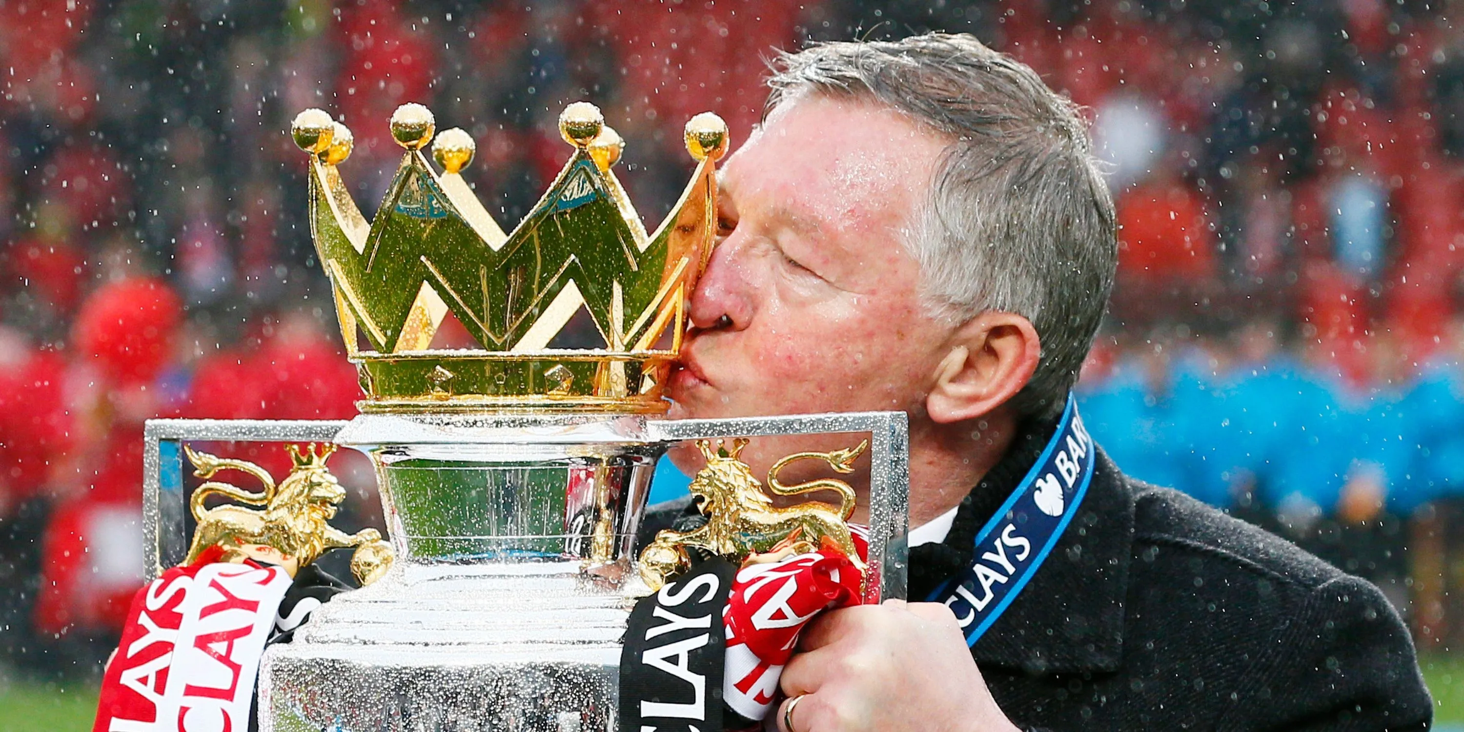 Sir Alex Ferguson và Robin van Persie ăn mừng chức vô địch Premier League cùng Manchester United