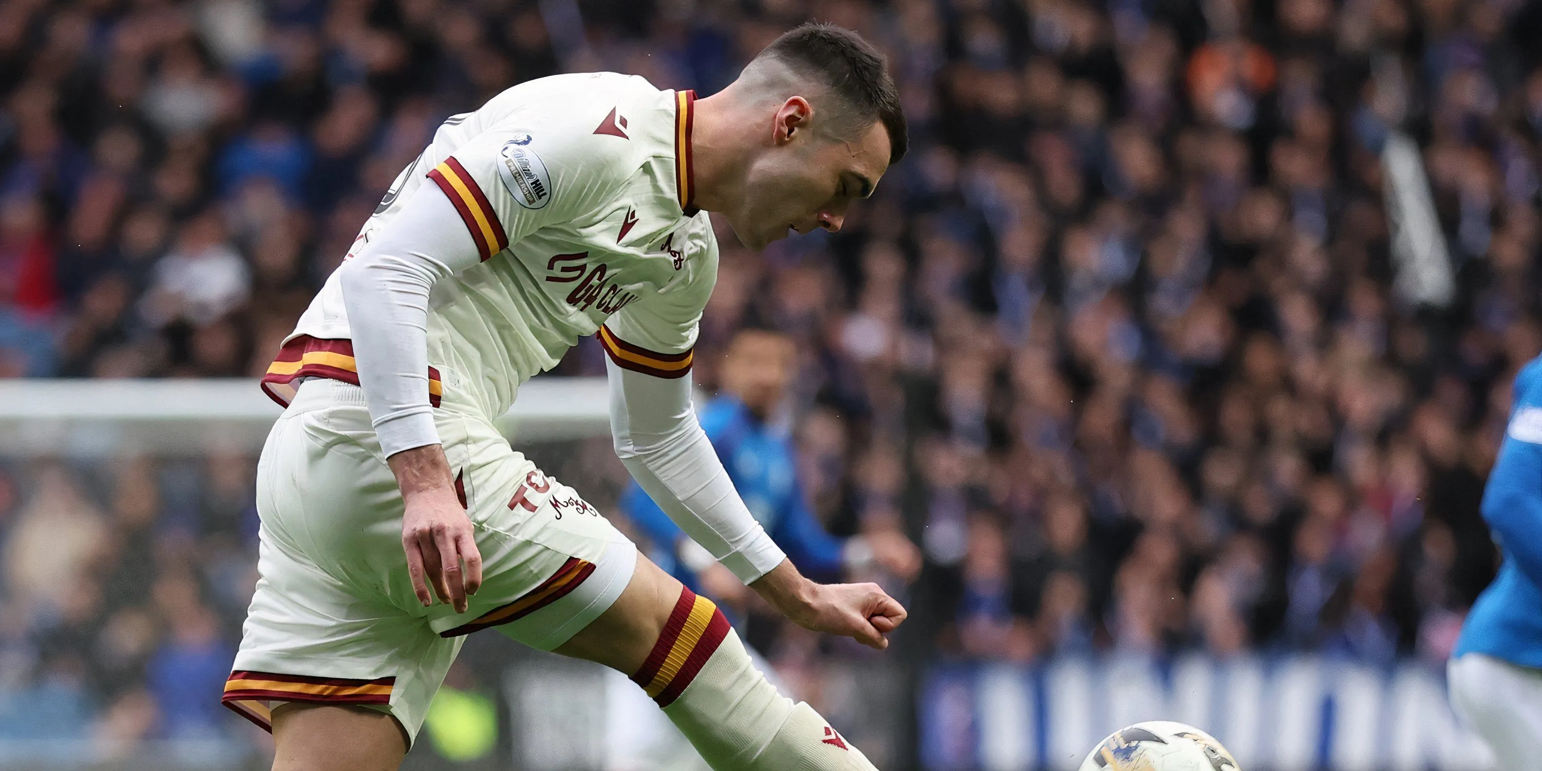 Tài năng trẻ Lennon Miller của Motherwell thi đấu tại giải VĐQG Scotland