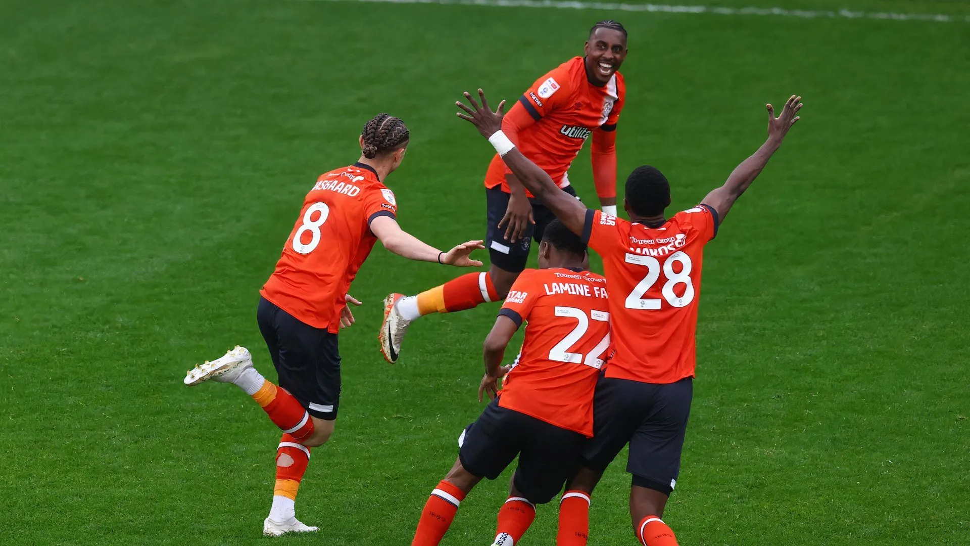 Thelo Aasgaard ăn mừng bàn thắng cho Luton Town