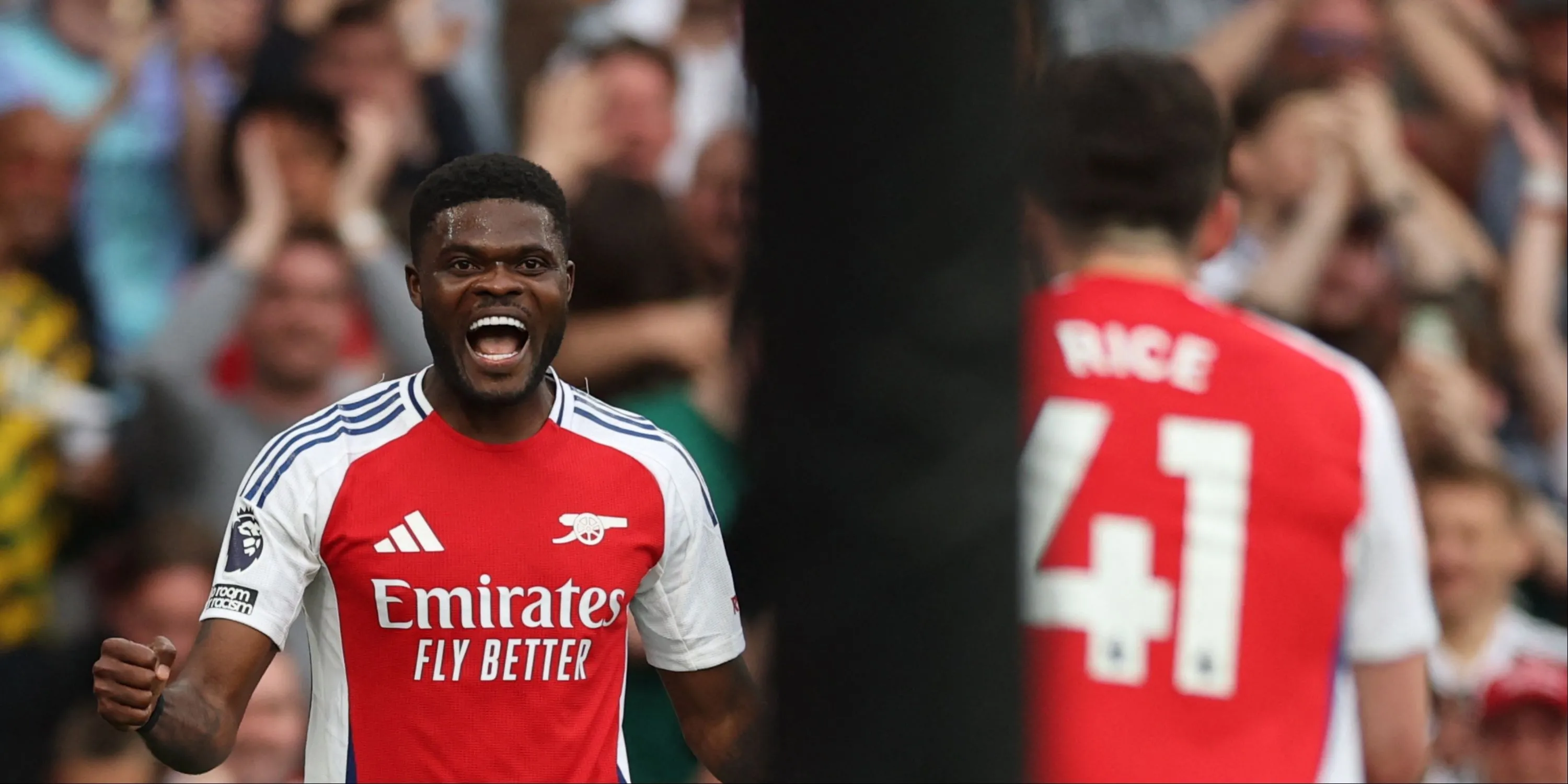 Thomas Partey (trái) và Declan Rice (phải) trong màu áo Arsenal, tương lai của Partey vẫn là một dấu hỏi lớn.