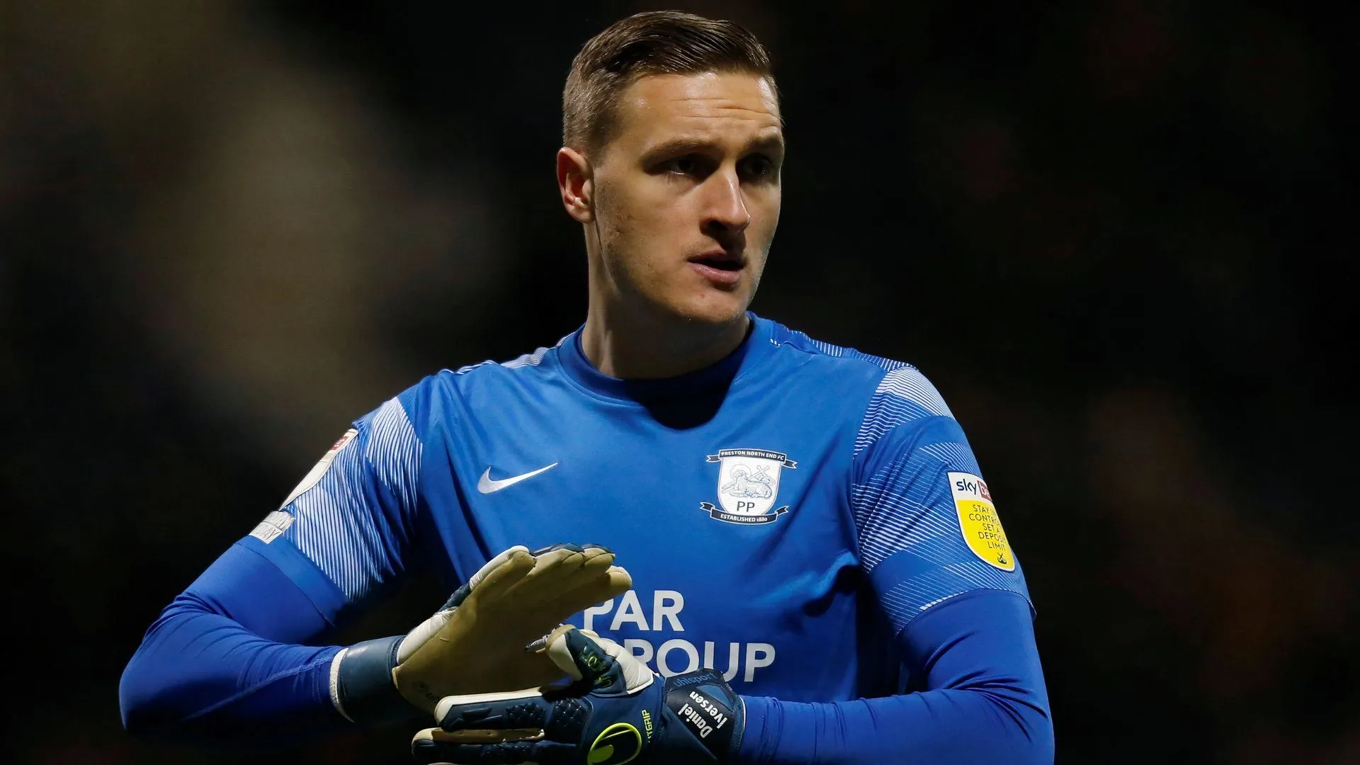 Thủ môn Daniel Iversen trong màu áo Preston North End trong một trận đấu tại Deepdale.