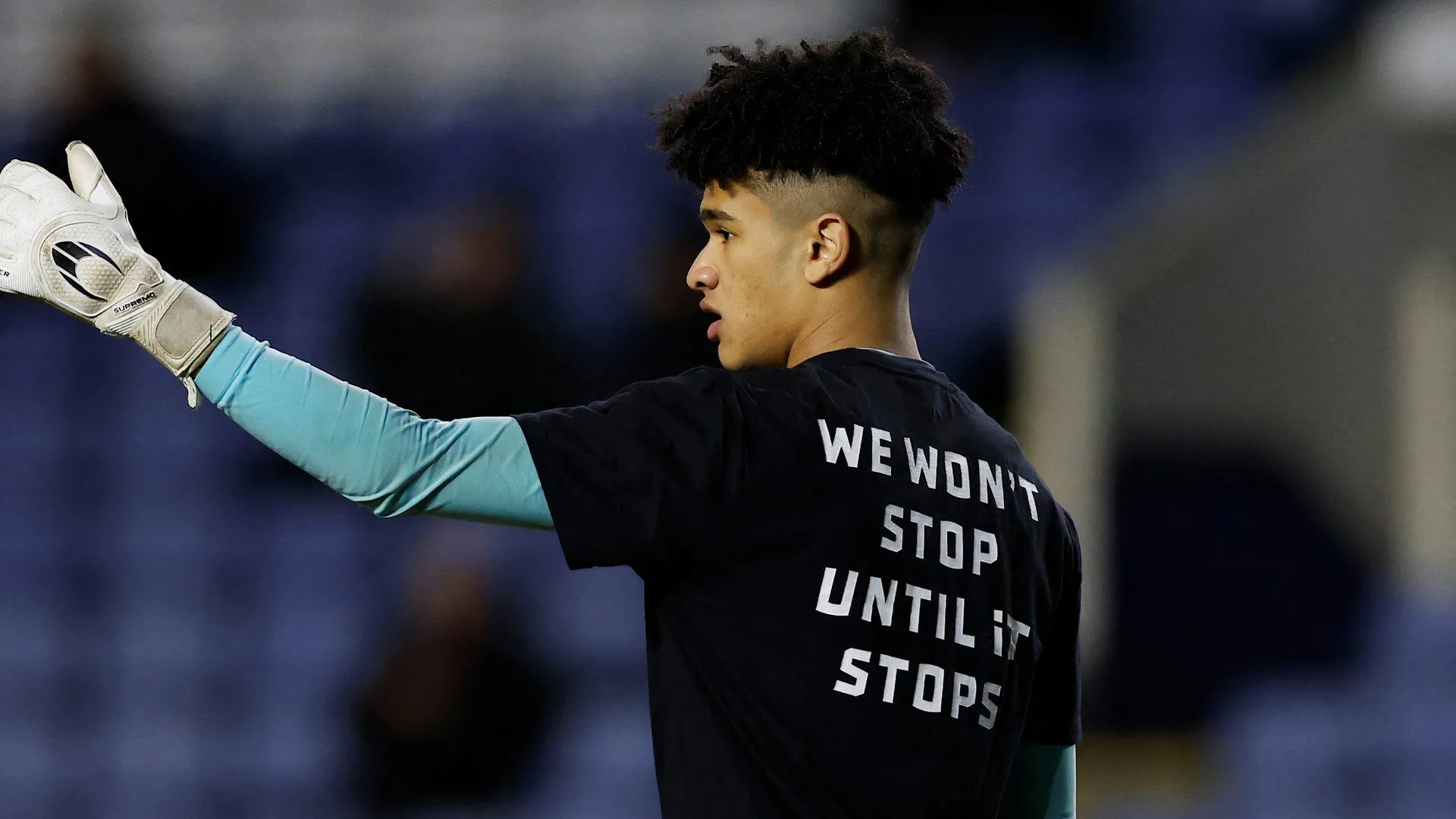Thủ môn trẻ Pierce Charles thi đấu cho Sheffield Wednesday