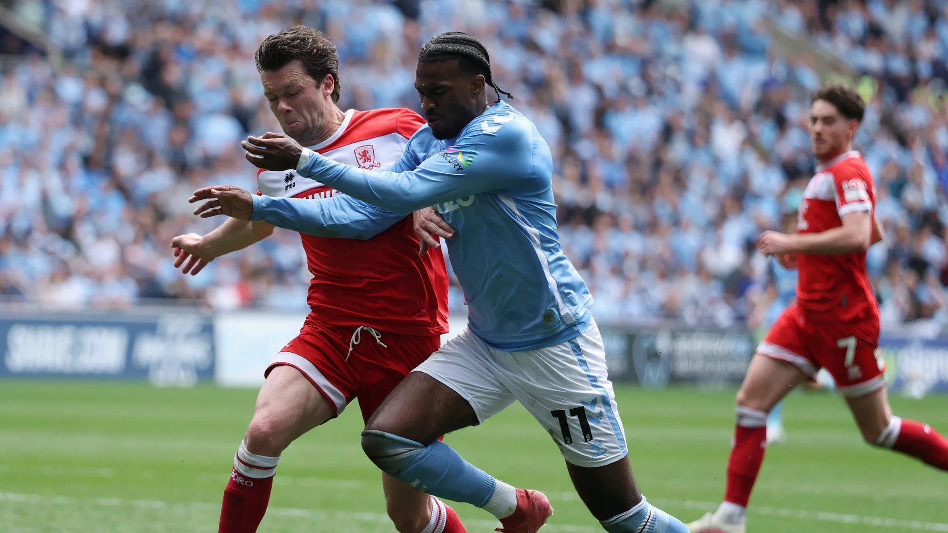Tiền đạo Haji Wright ăn mừng bàn thắng cho Coventry City