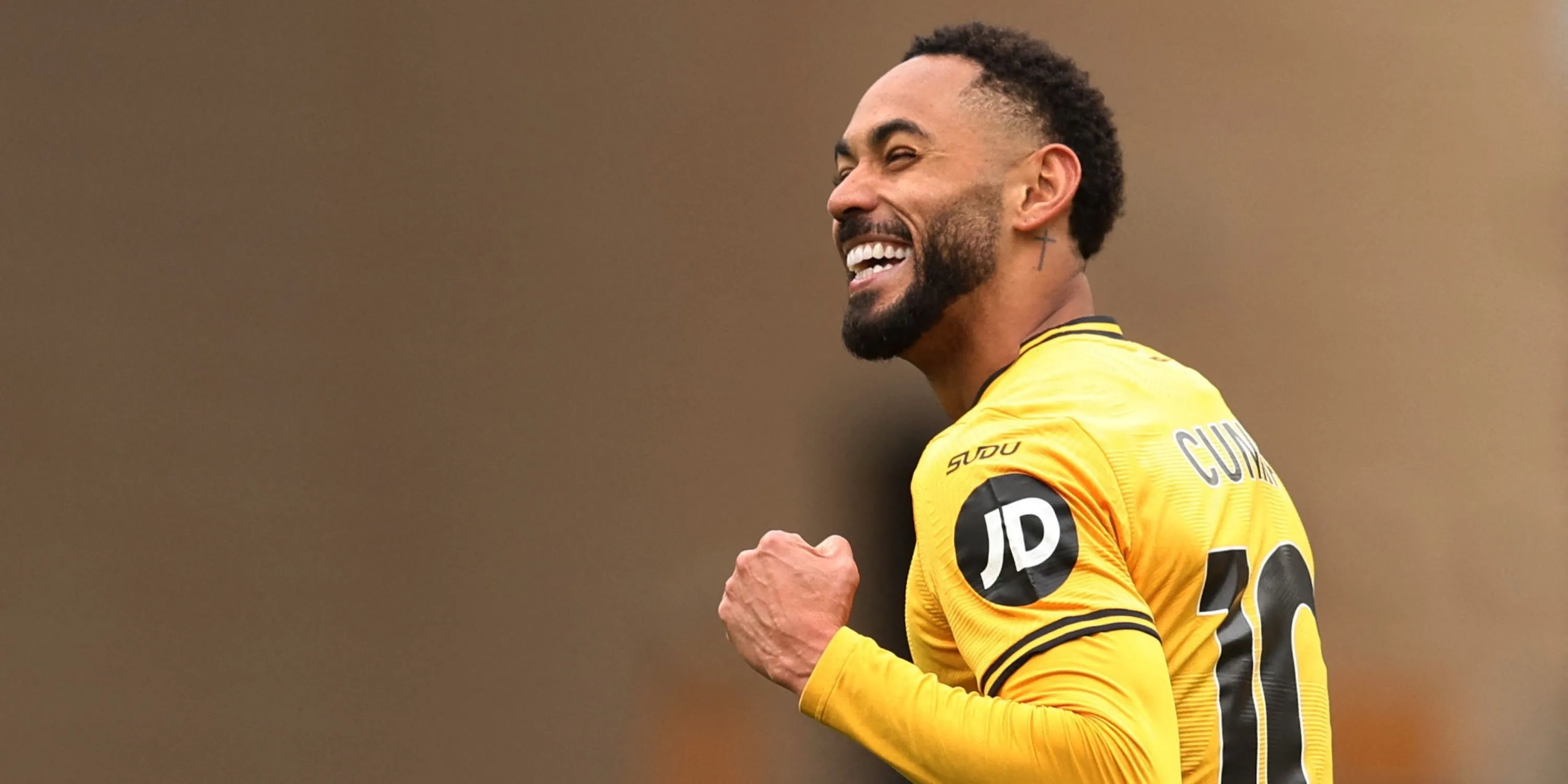 Tiền đạo Matheus Cunha của Wolves ăn mừng cuồng nhiệt sau khi ghi bàn thắng quan trọng cho đội nhà.