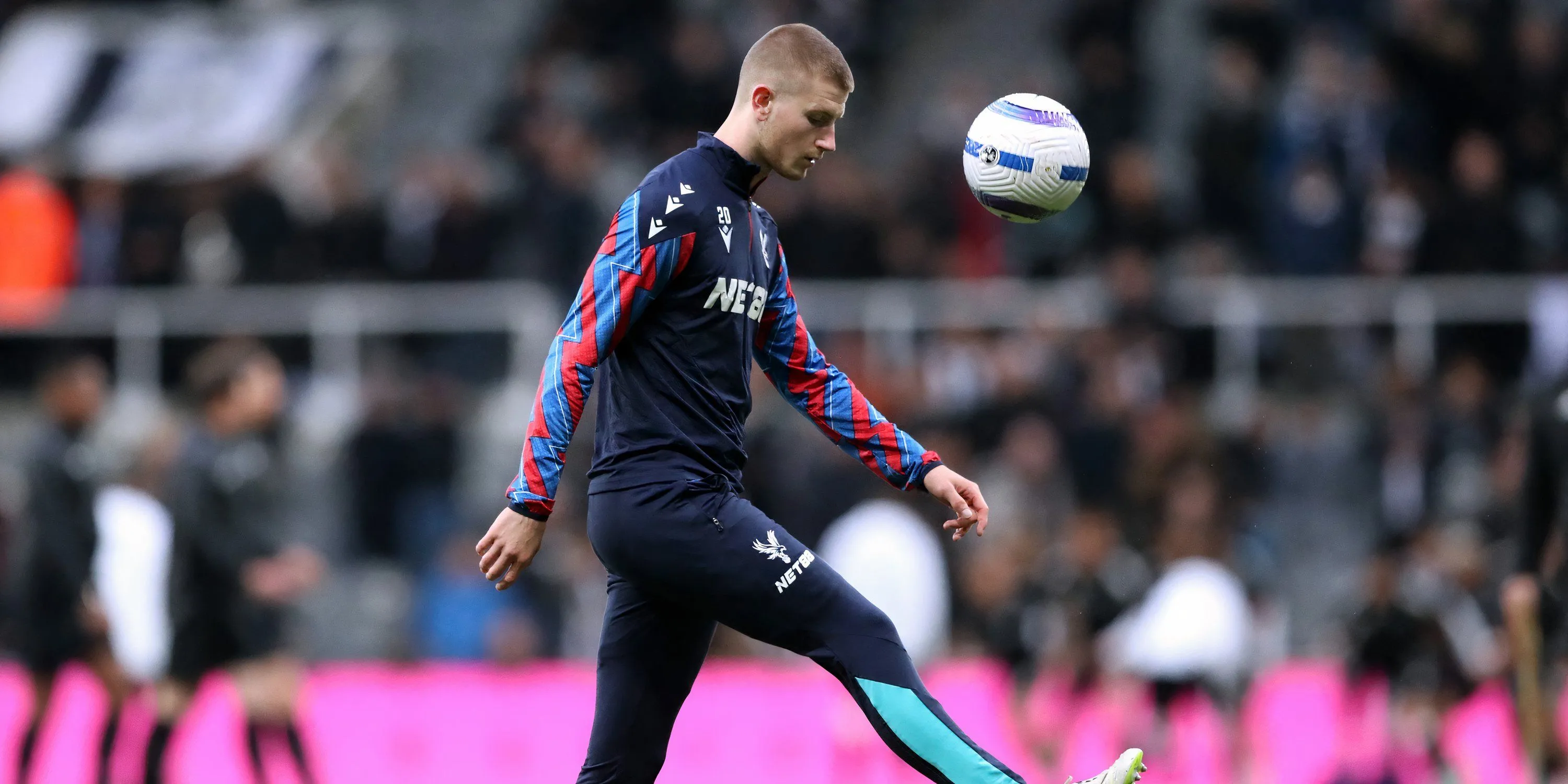 Tiền vệ Adam Wharton trong màu áo Crystal Palace, cầu thủ được cho là mục tiêu của Liverpool, Real Madrid và Barcelona