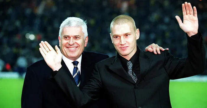 Tiền vệ Seth Johnson cùng Chủ tịch Leeds United Peter Ridsdale
