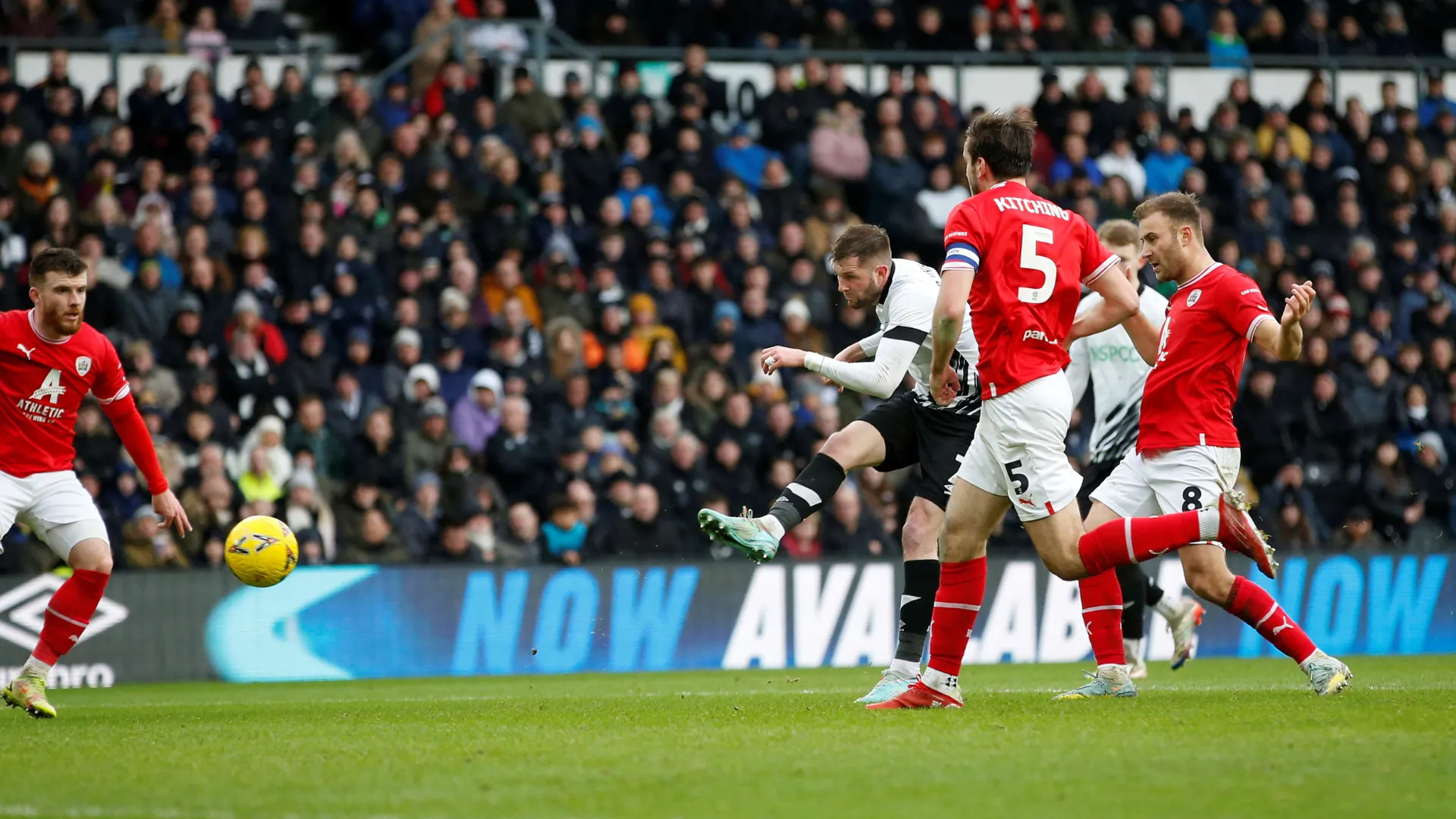 Tiền vệ Tom Barkhuizen trong trận đấu của Derby County tại giải Championship mùa 2024/25