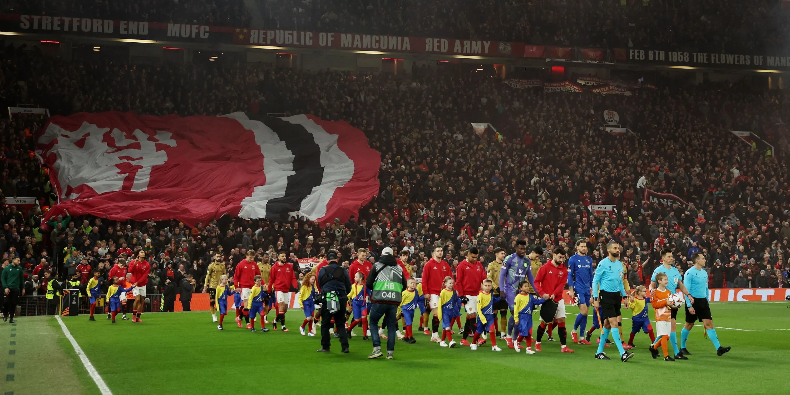 Toàn cảnh sân Old Trafford trong một trận đấu của Manchester United, biểu tượng cho tham vọng của Quỷ Đỏ