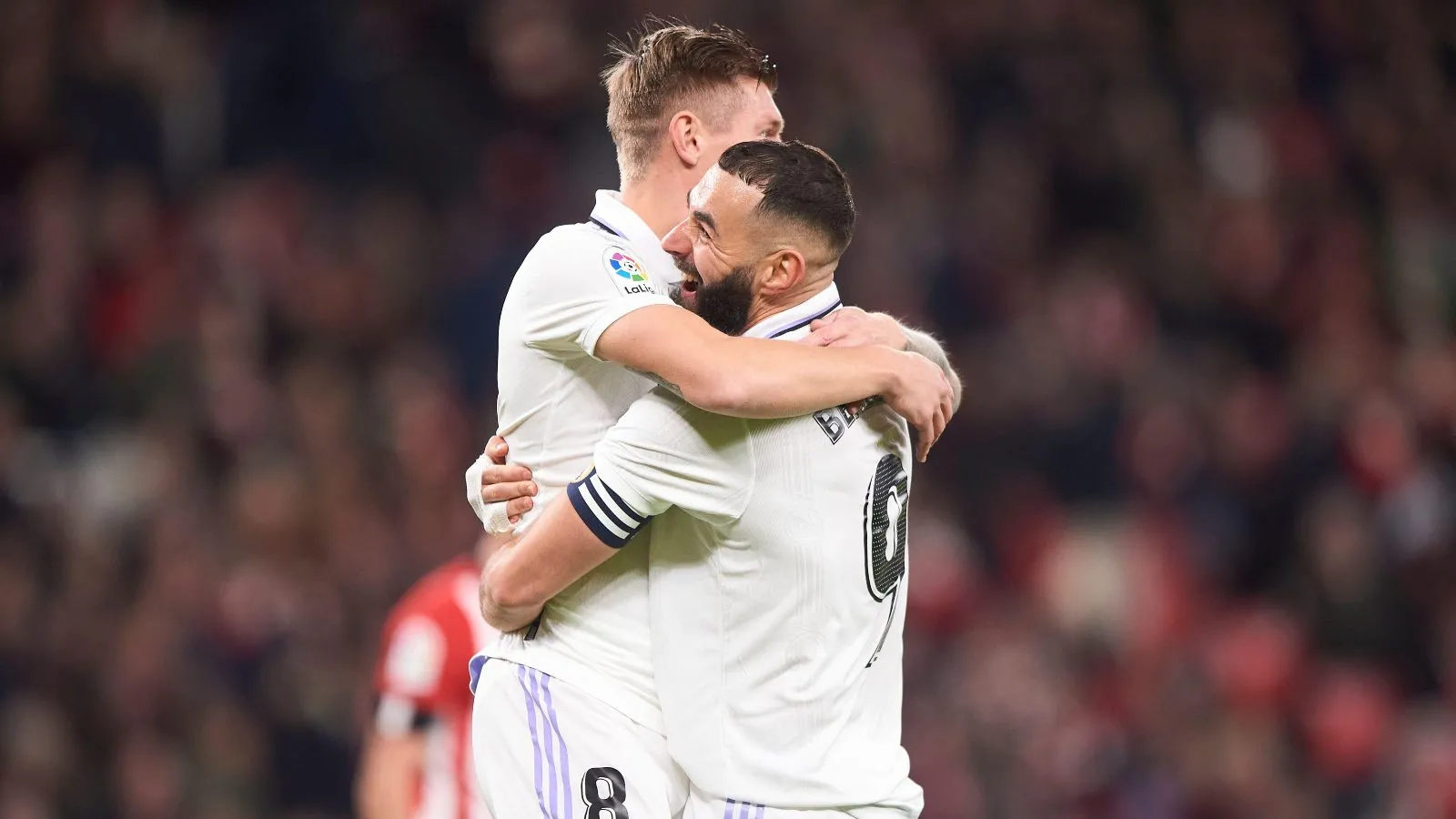 Toni Kroos và Karim Benzema ăn mừng một bàn thắng cho Real Madrid