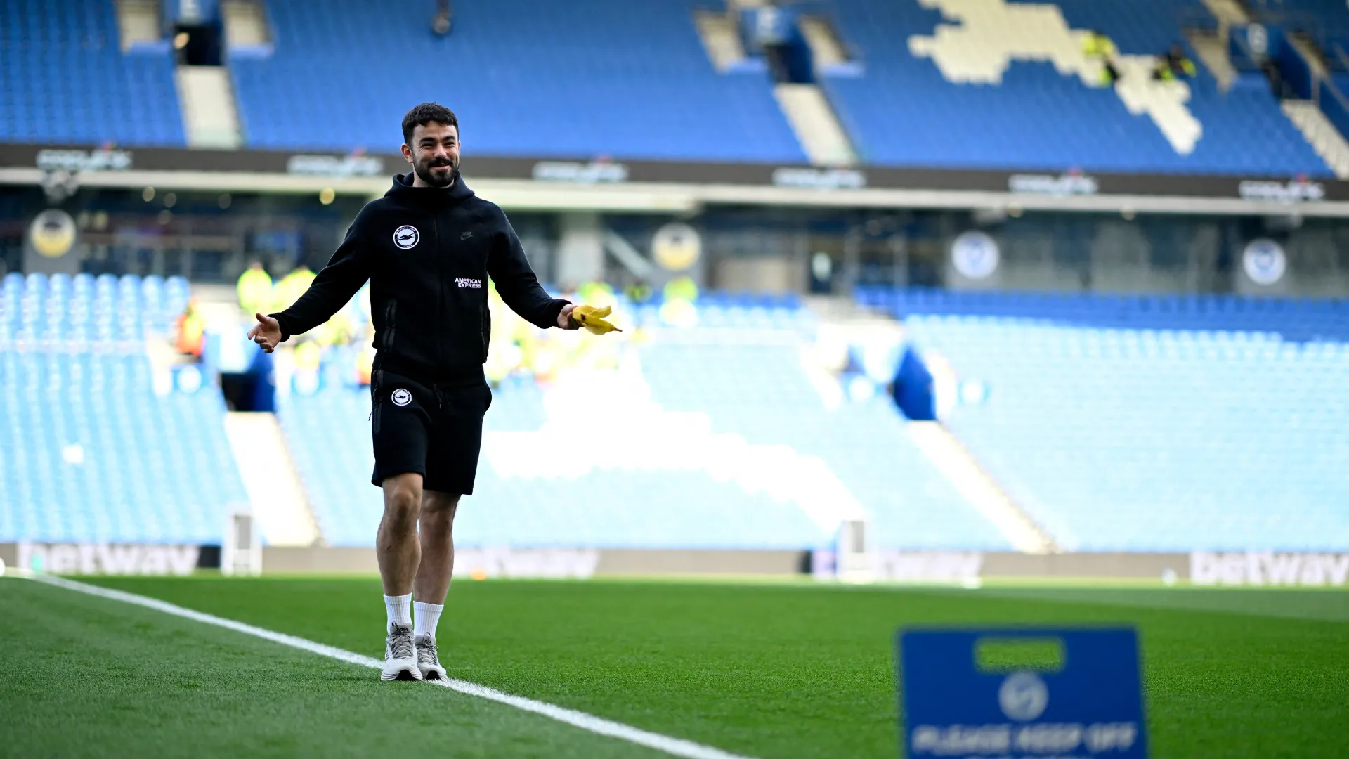 Trung vệ Eiran Cashin trong màu áo Brighton, đồng đội cũ của Tom Barkhuizen tại Derby County