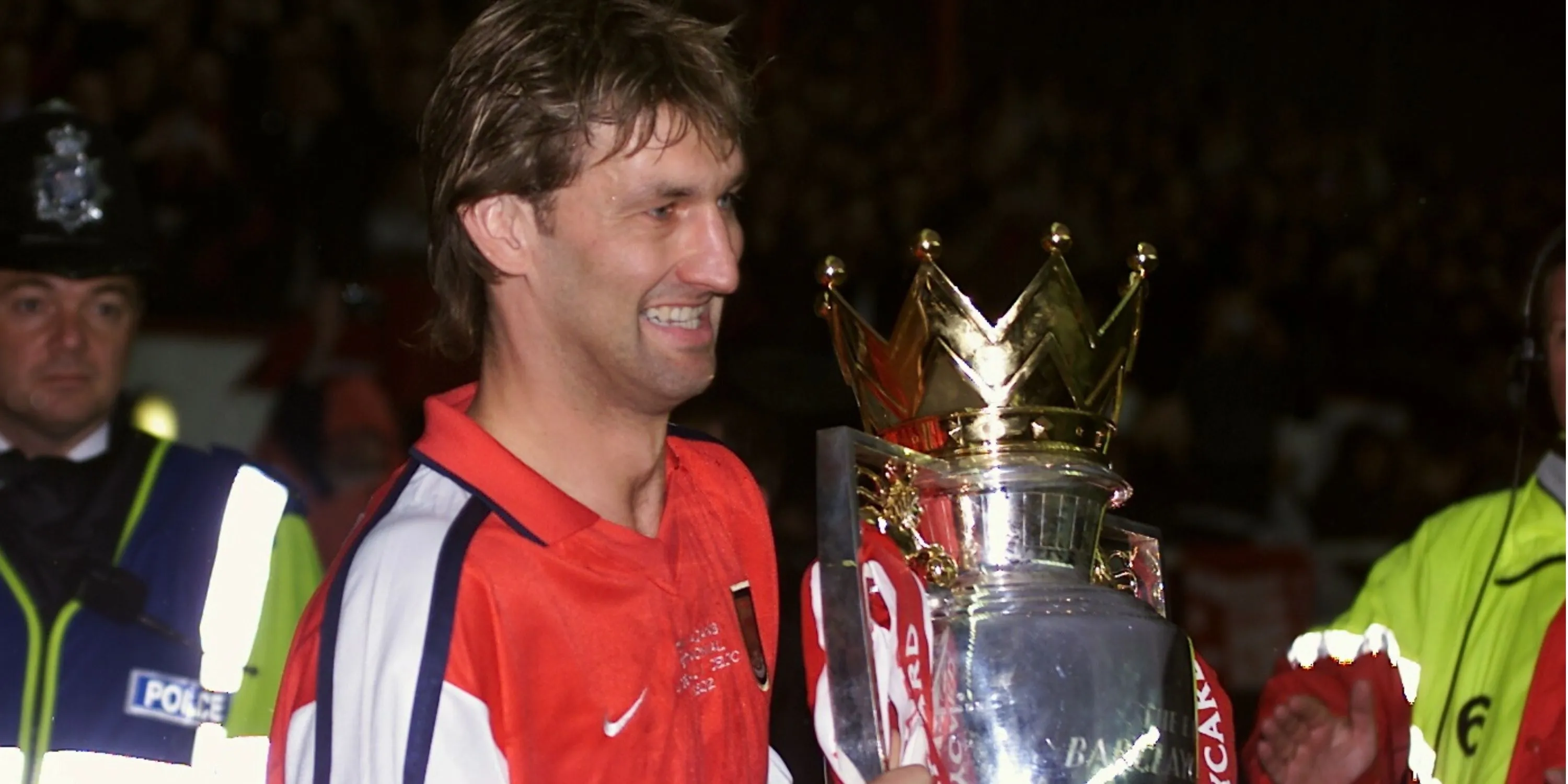 Trung vệ huyền thoại Tony Adams trong màu áo Arsenal