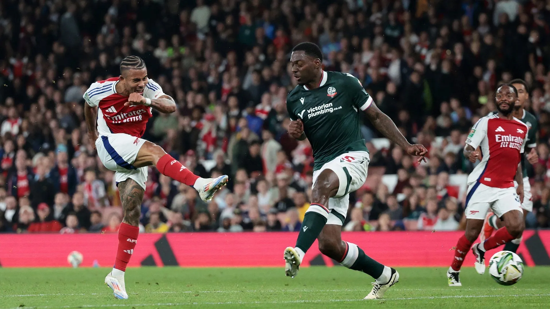 Trung vệ Ricardo Santos trong màu áo Bolton Wanderers tại giải đấu