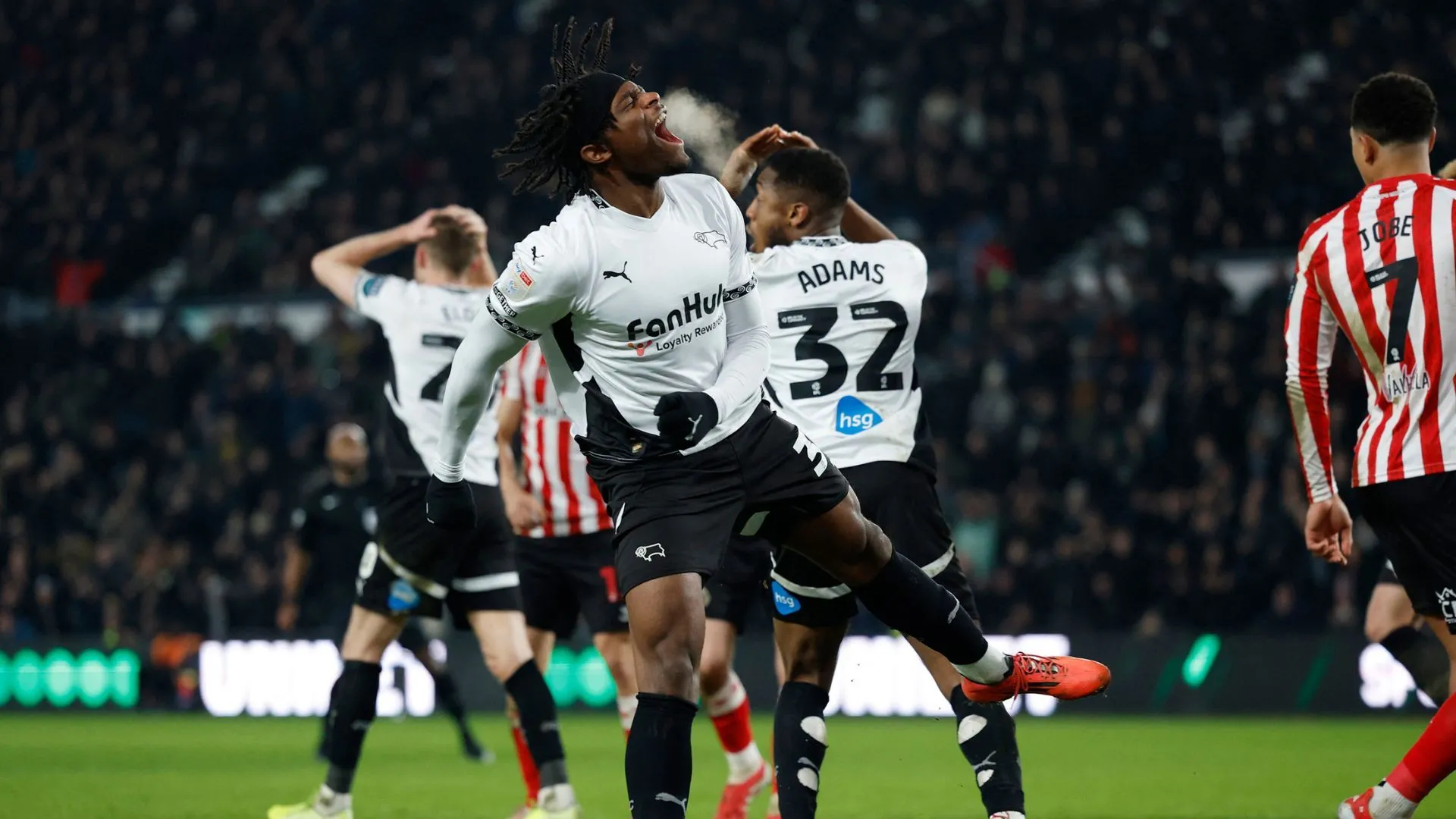 Tuyển thủ trẻ Dajaune Brown trong màu áo Derby County đối đầu Sunderland tại Championship