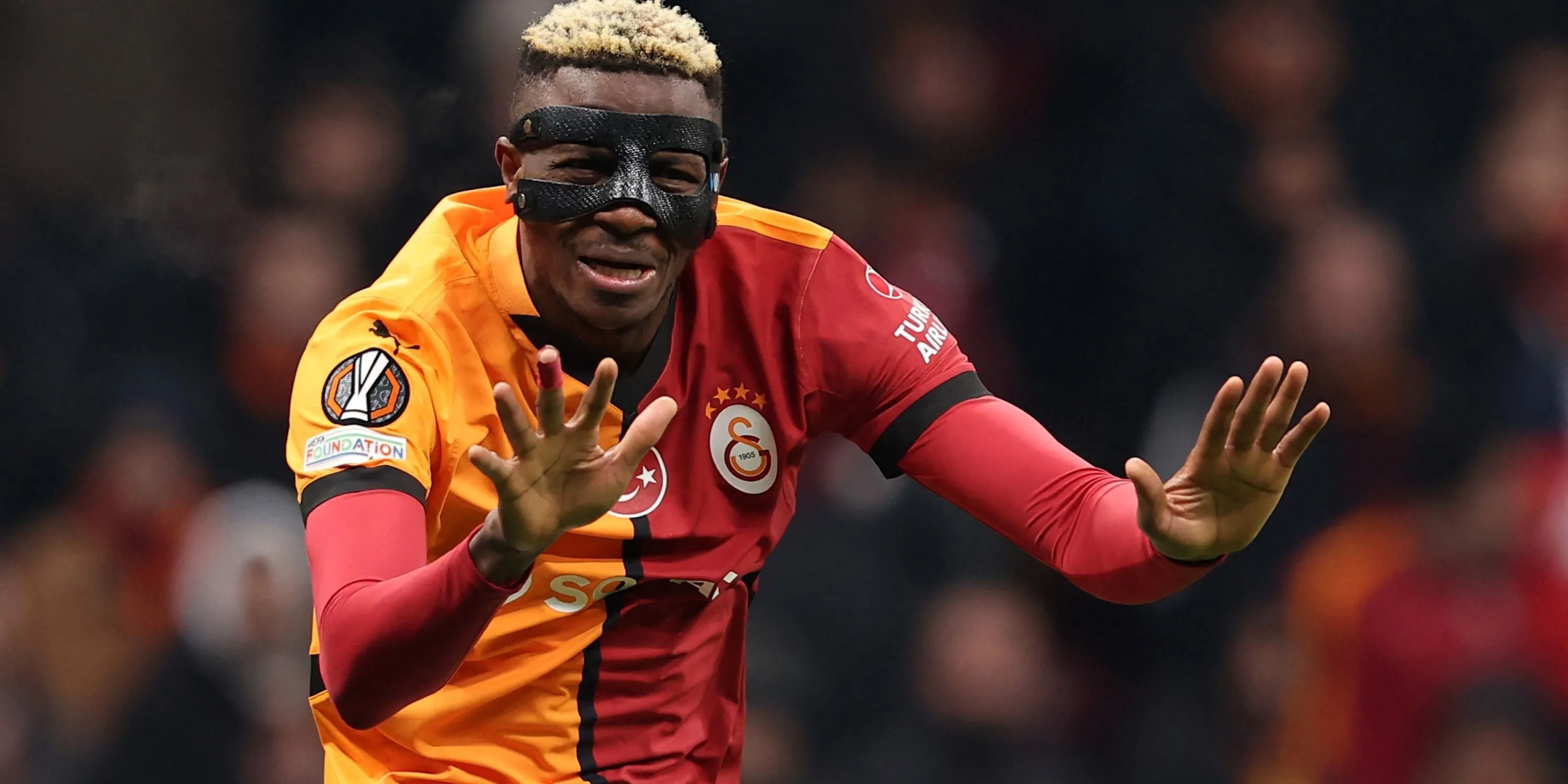 Victor Osimhen trong màu áo Galatasaray thể hiện cảm xúc trên sân, cho thấy quyết tâm thi đấu.