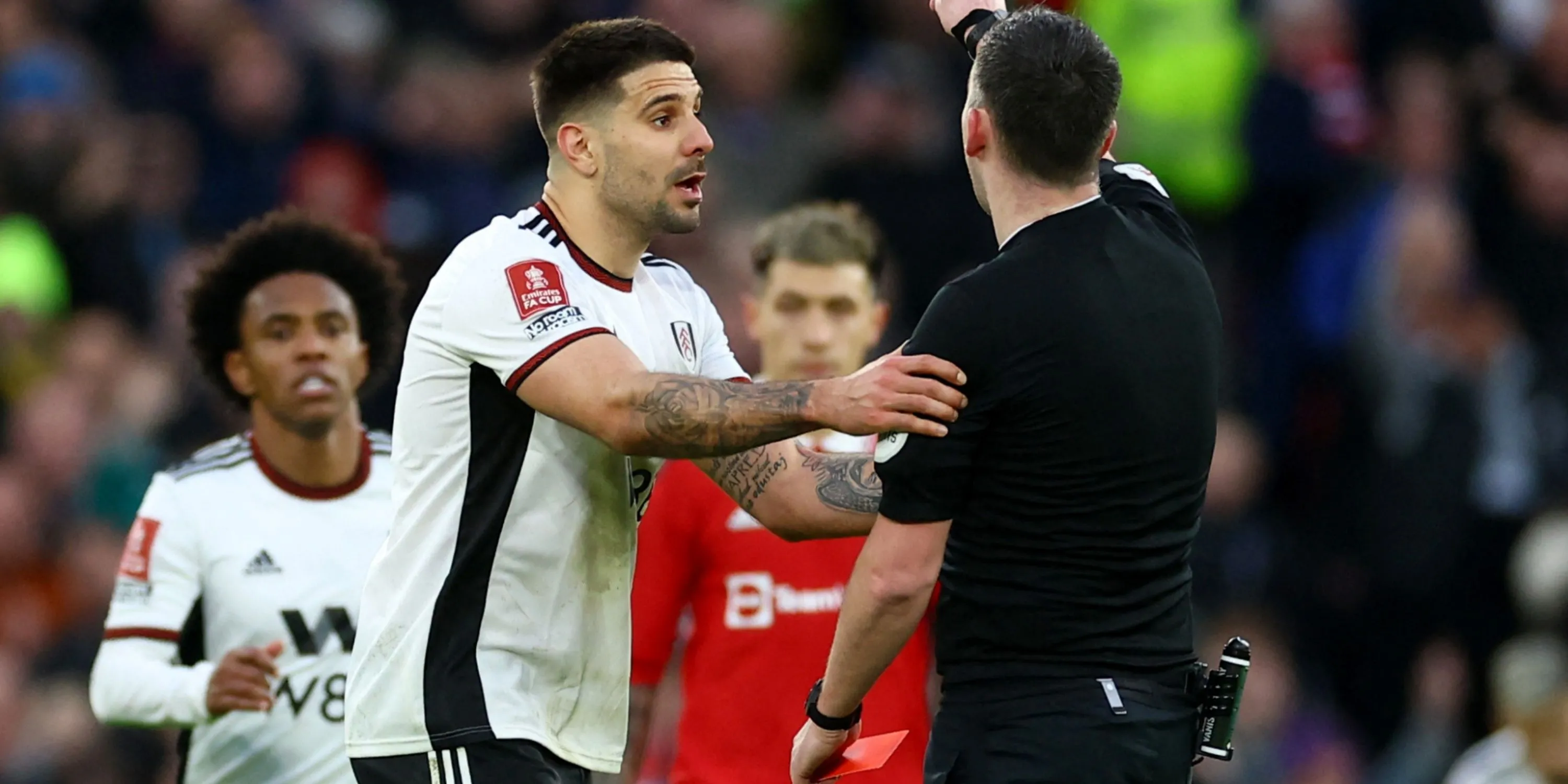 Aleksandar Mitrovic trong trận đấu giữa Fulham và Manchester United