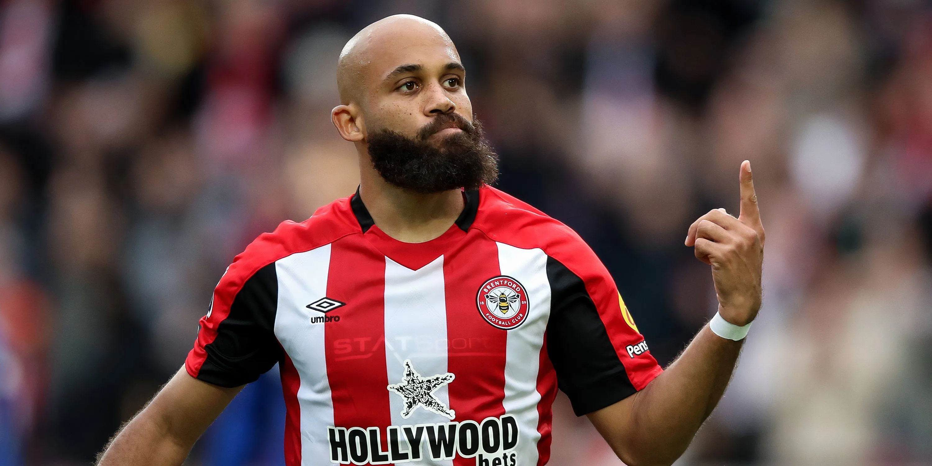 Bryan Mbeumo ăn mừng bàn thắng trong màu áo Brentford, cầu thủ đang được Manchester United săn đón