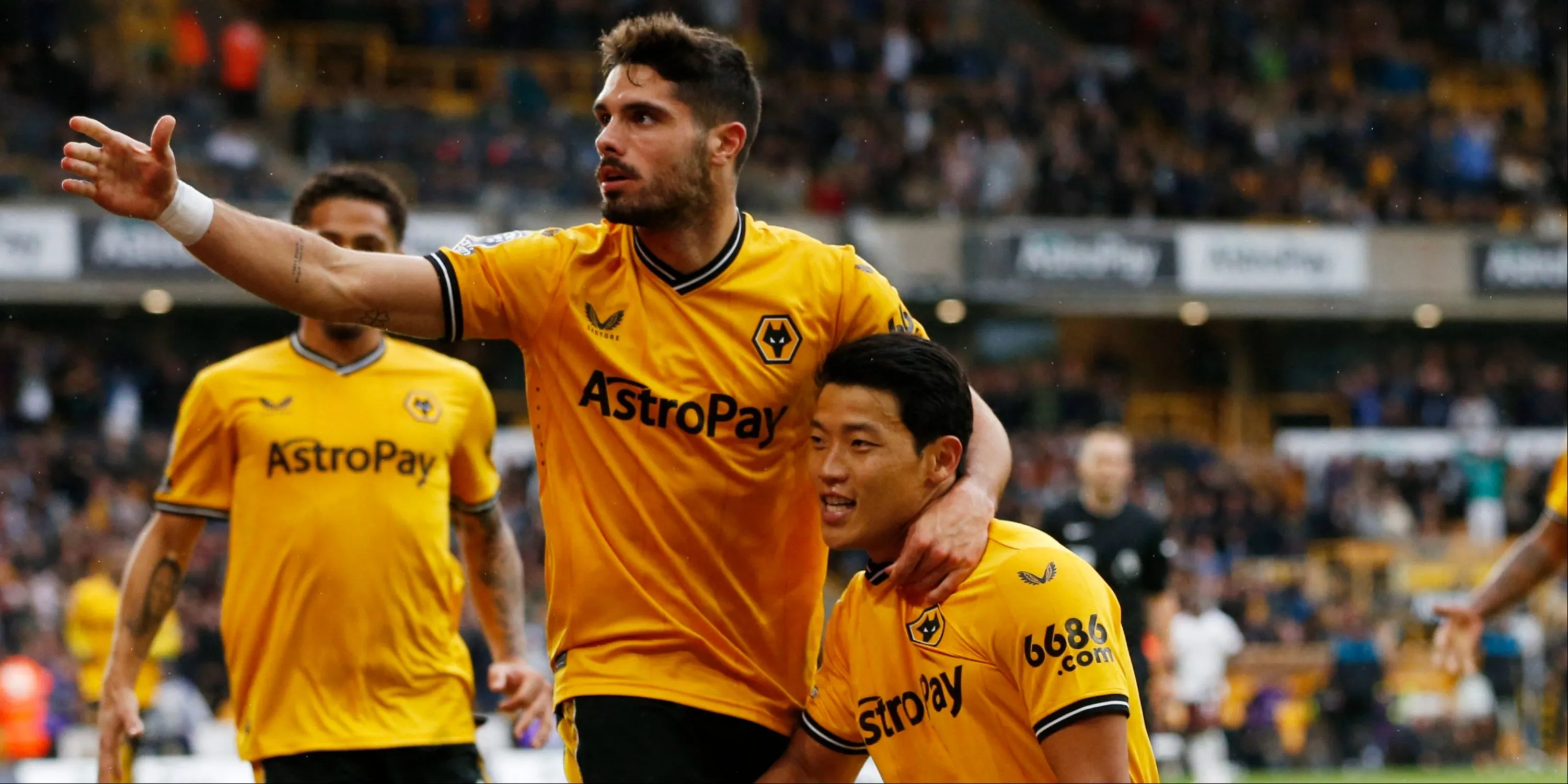 Các cầu thủ Wolves khởi động trước trận đấu