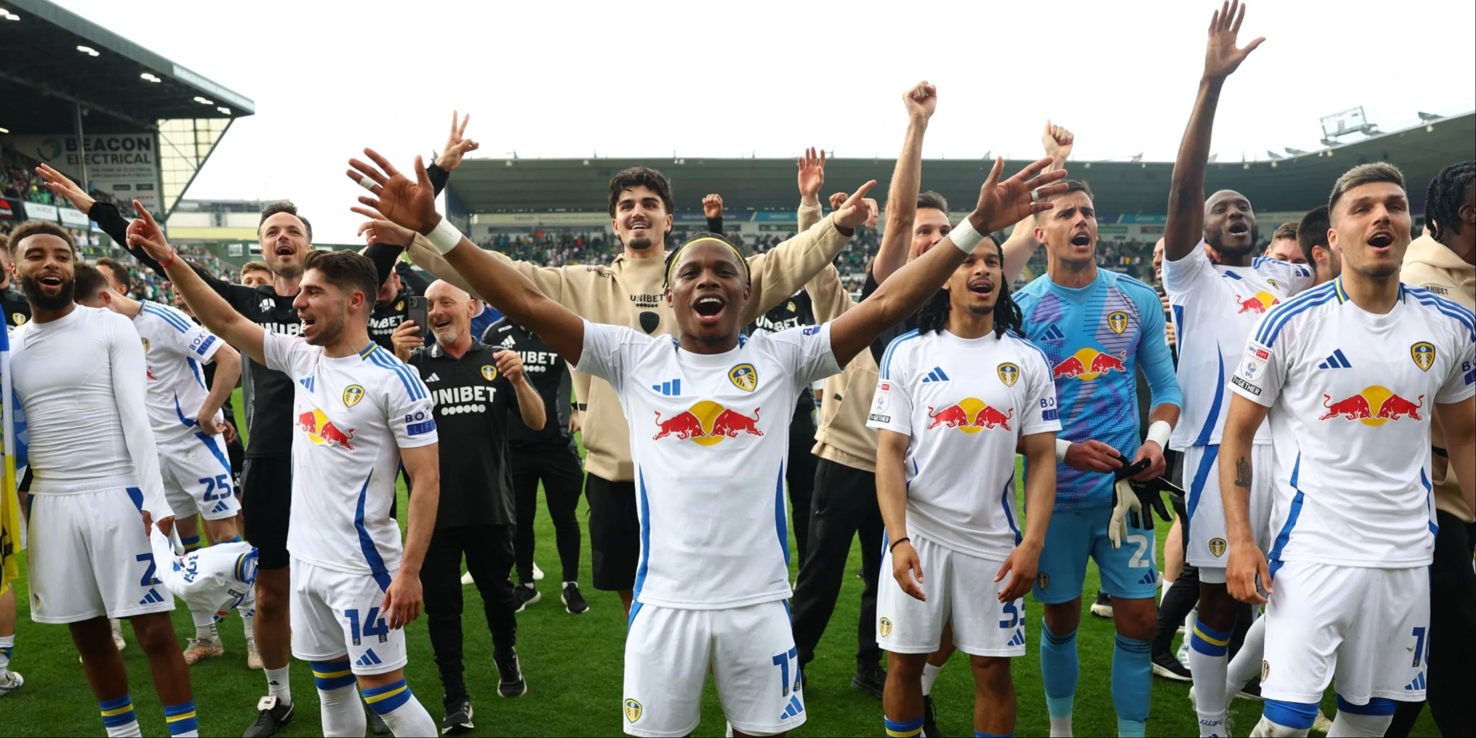 Đội trưởng Leeds United ăn mừng bàn thắng