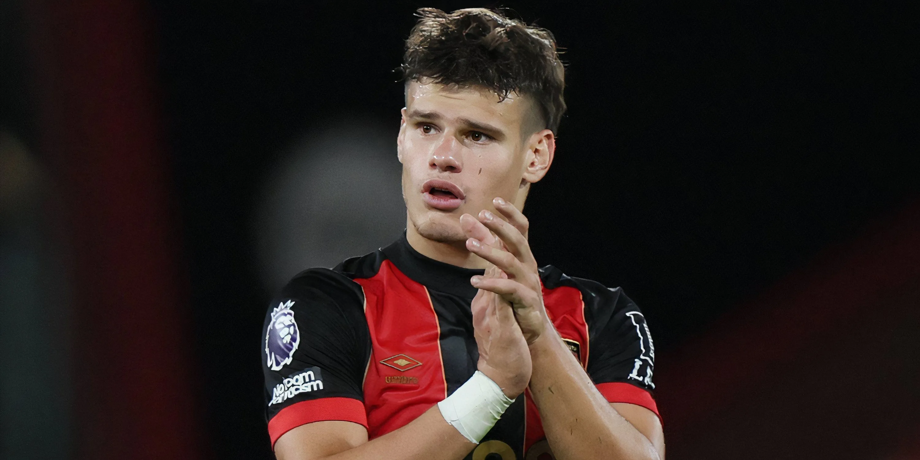 Hậu vệ Milos Kerkez trong màu áo Bournemouth