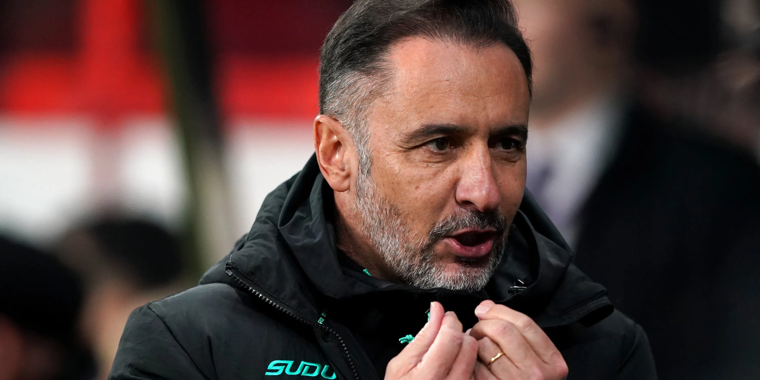 HLV Vitor Pereira chỉ đạo trận đấu cho Wolves
